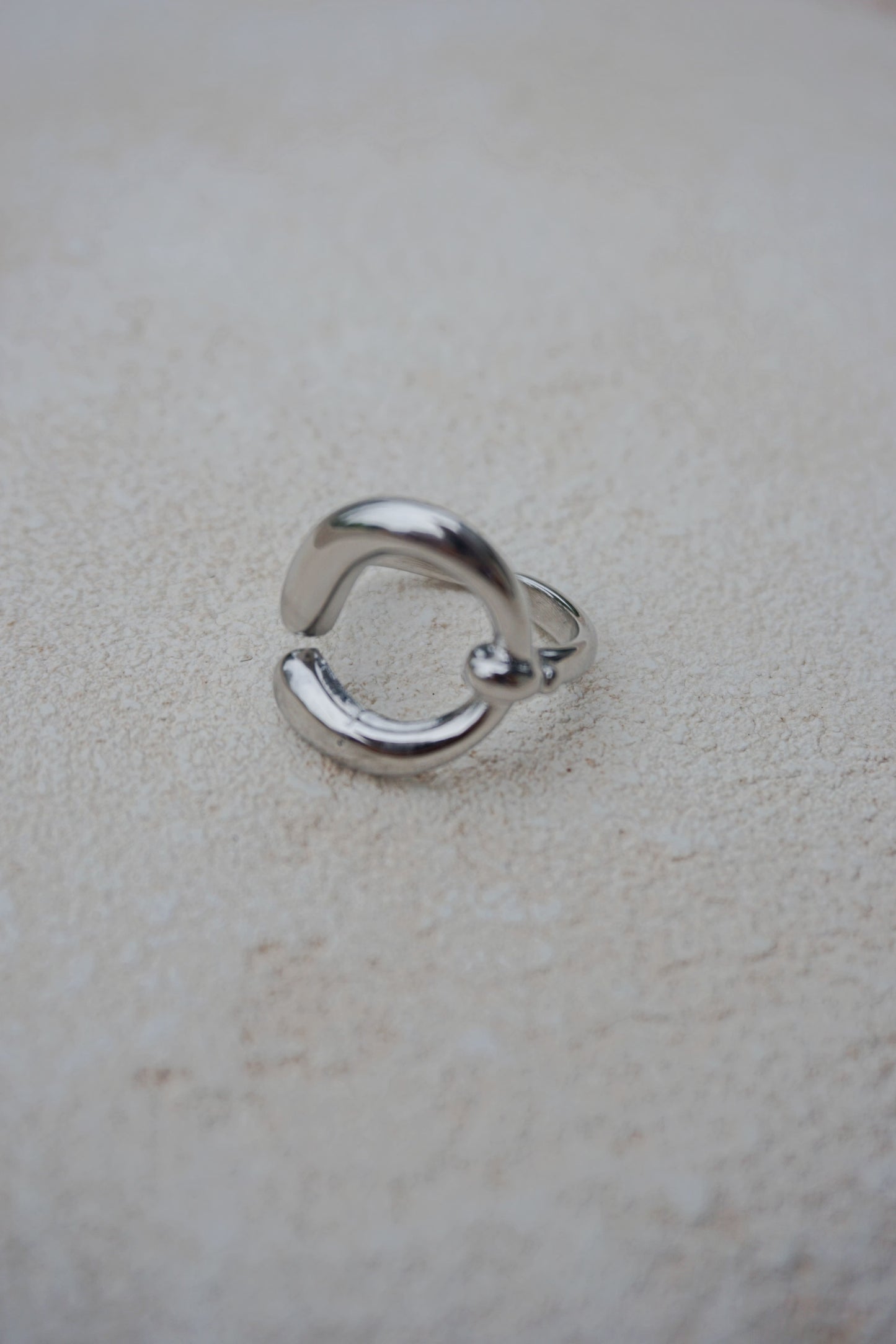 Bague argentée boucle ronde design
