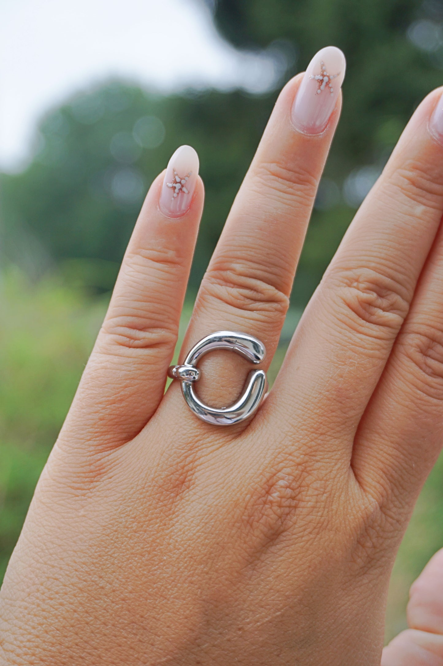 Bague argentée boucle ronde design
