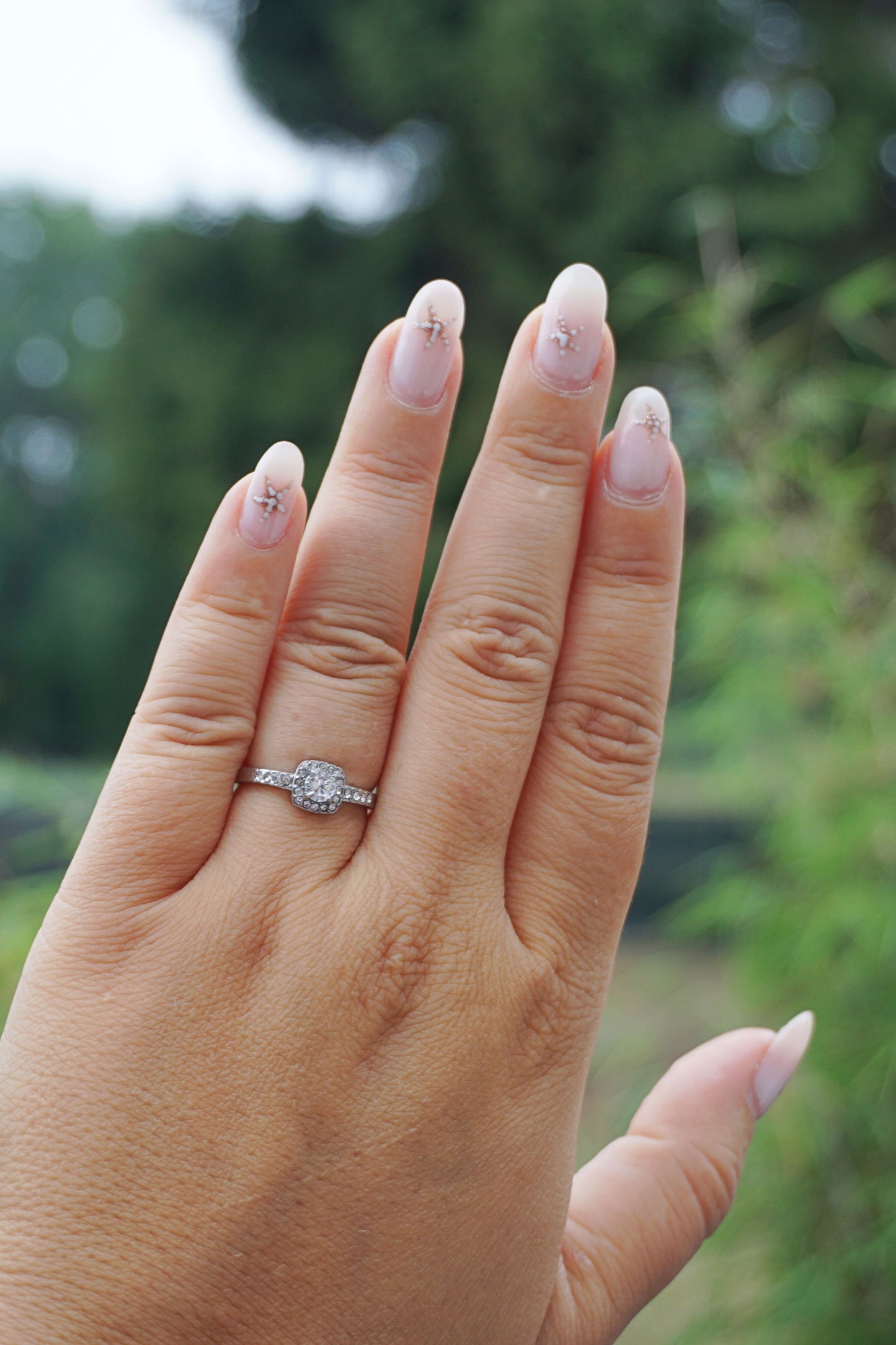 Bague argentée fine carré strass