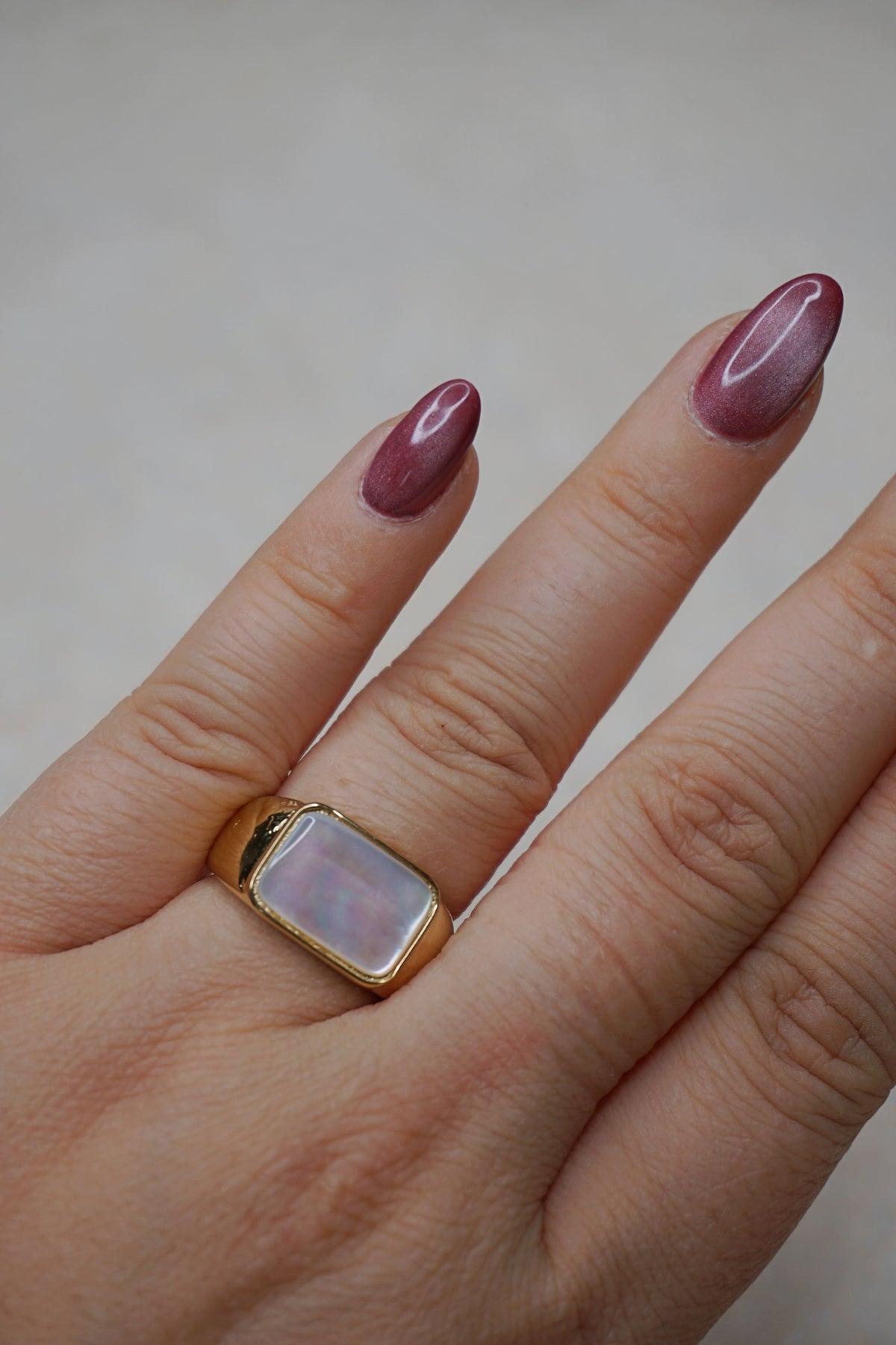 Bague dorée chevalière pierre blanche