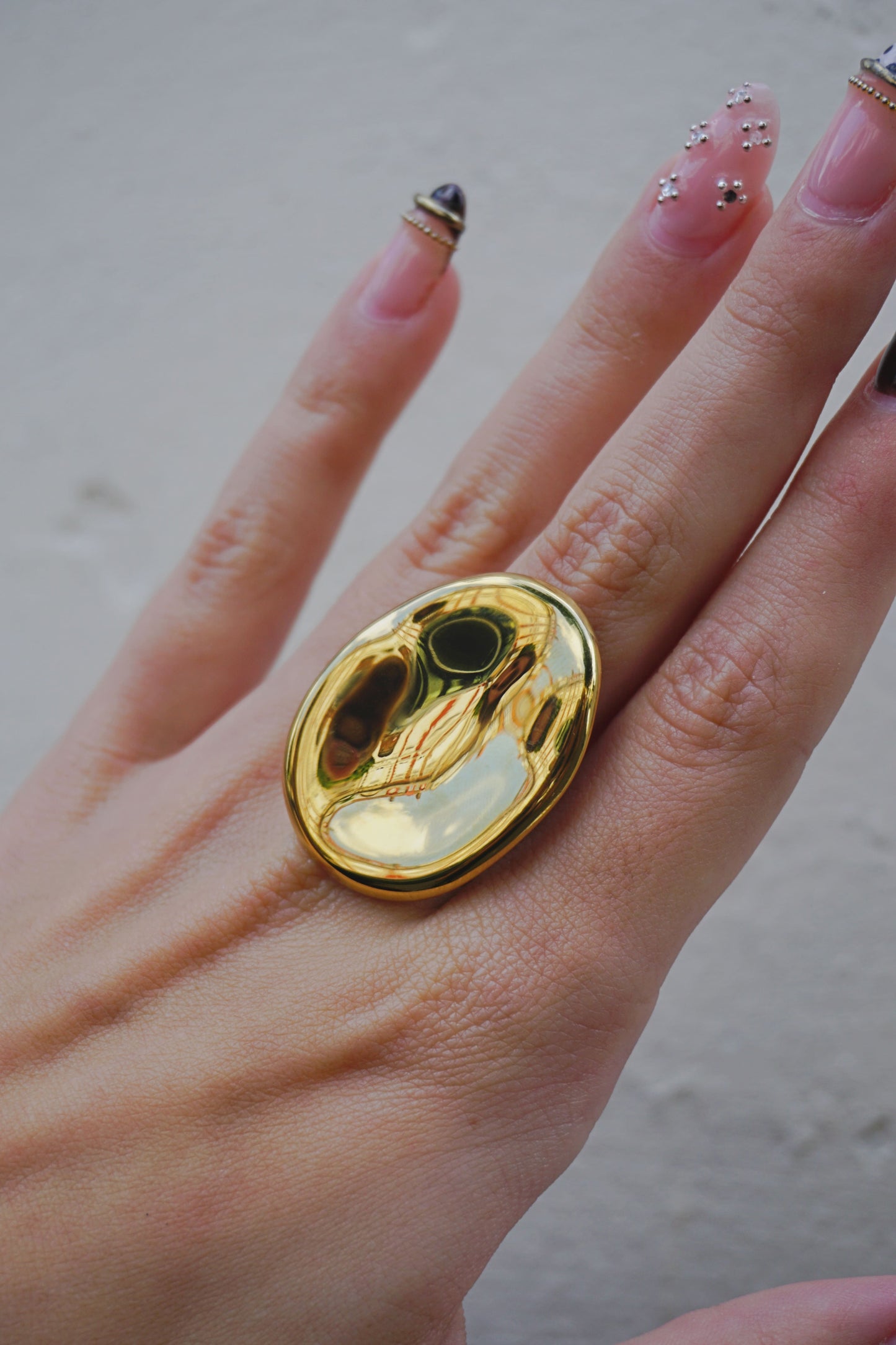 Bague dorée design galet