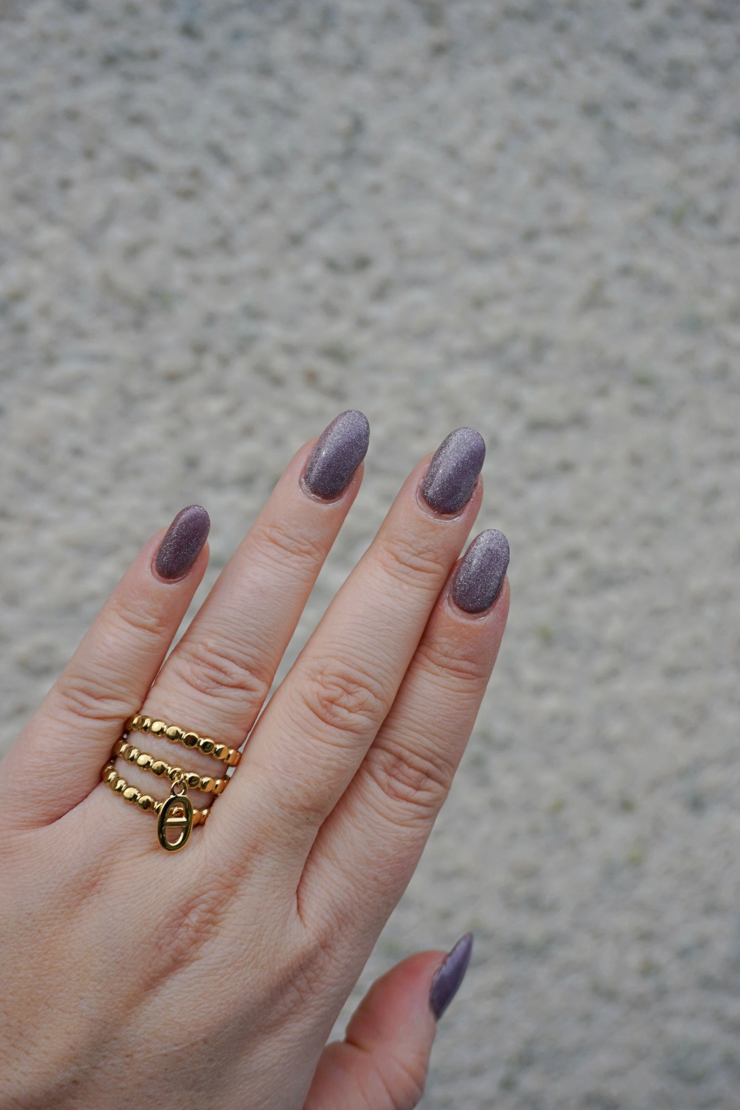 Bague dorée triple et breloque