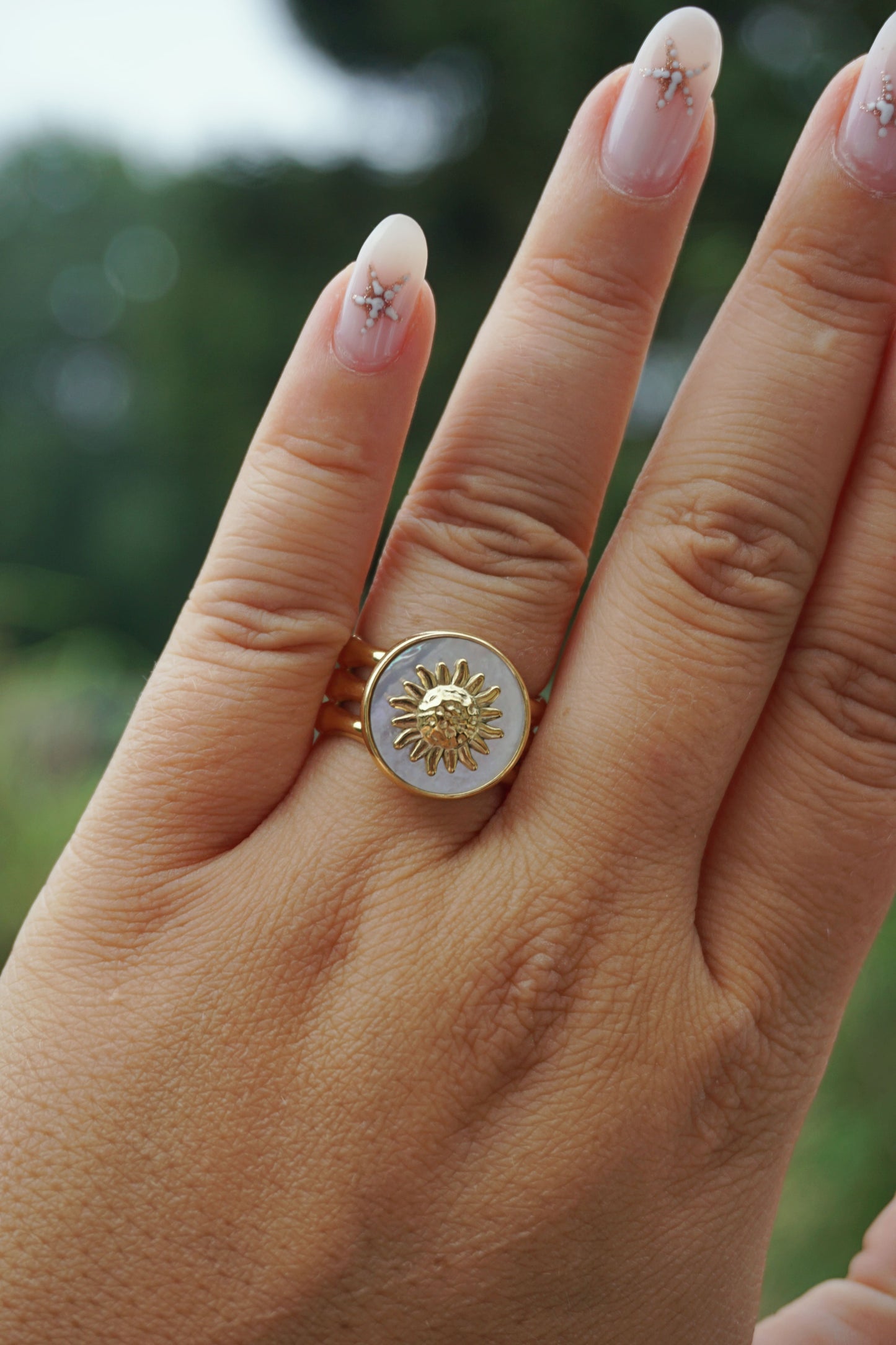 Bague dorée pierre blanche et soleil