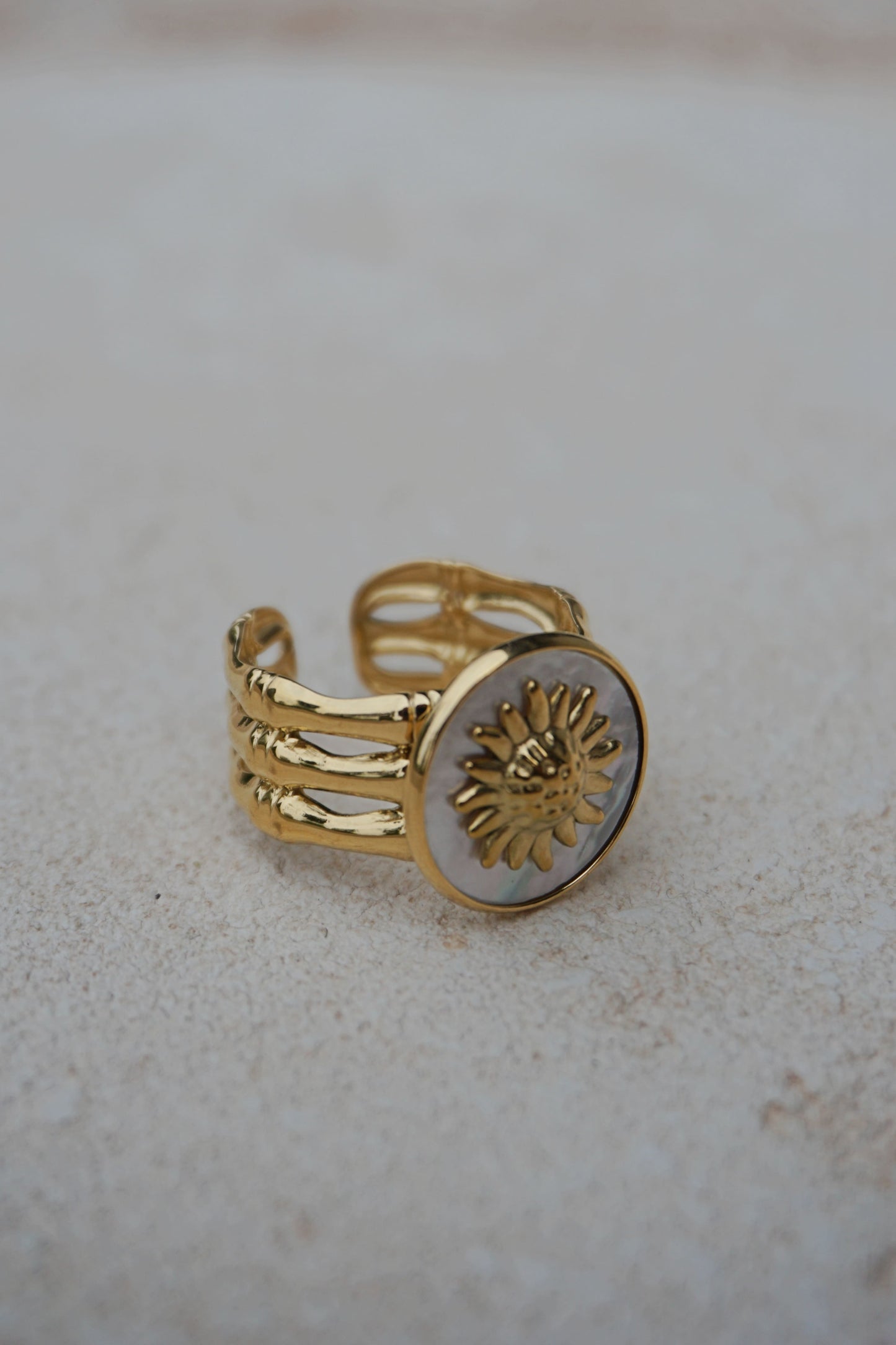 Bague dorée pierre blanche et soleil