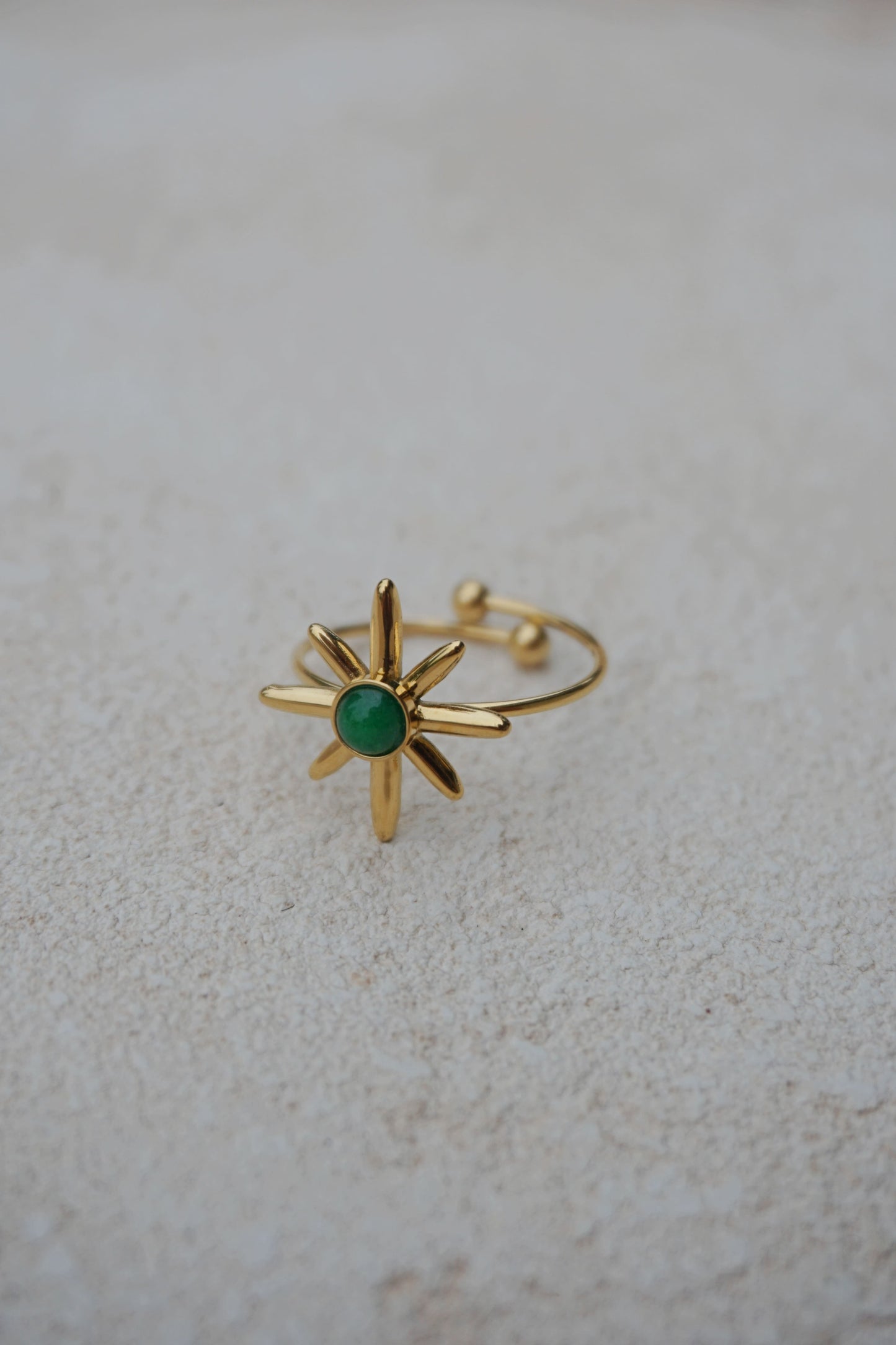 Bague fine dorée étoile et pierre verte