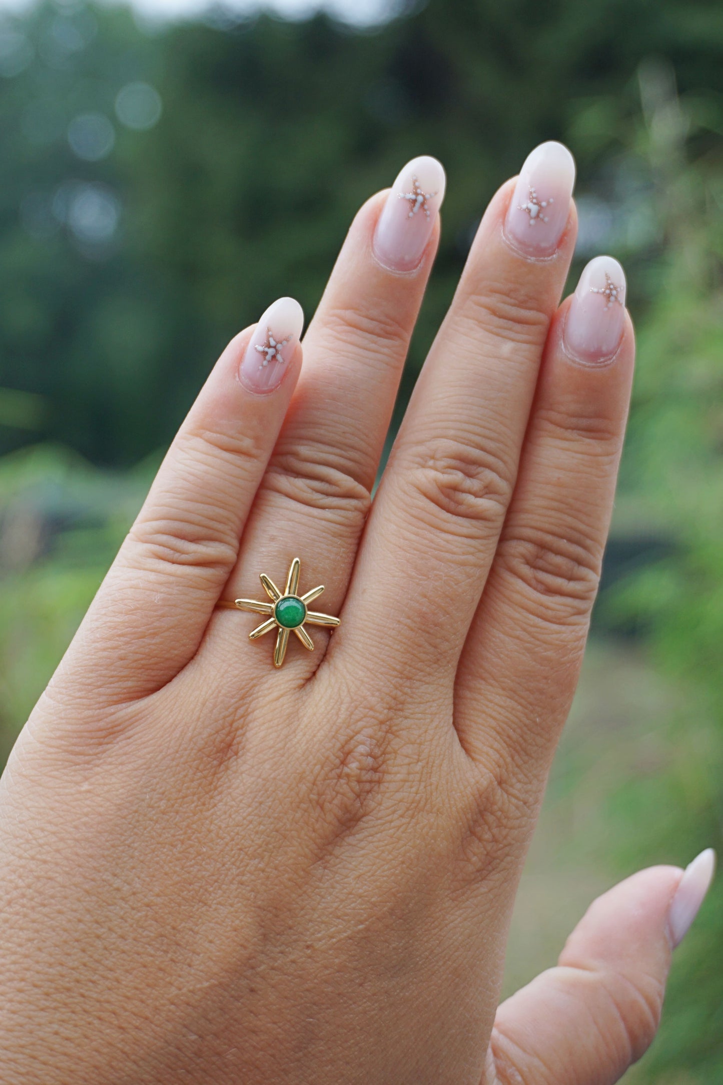 Bague fine dorée étoile et pierre verte
