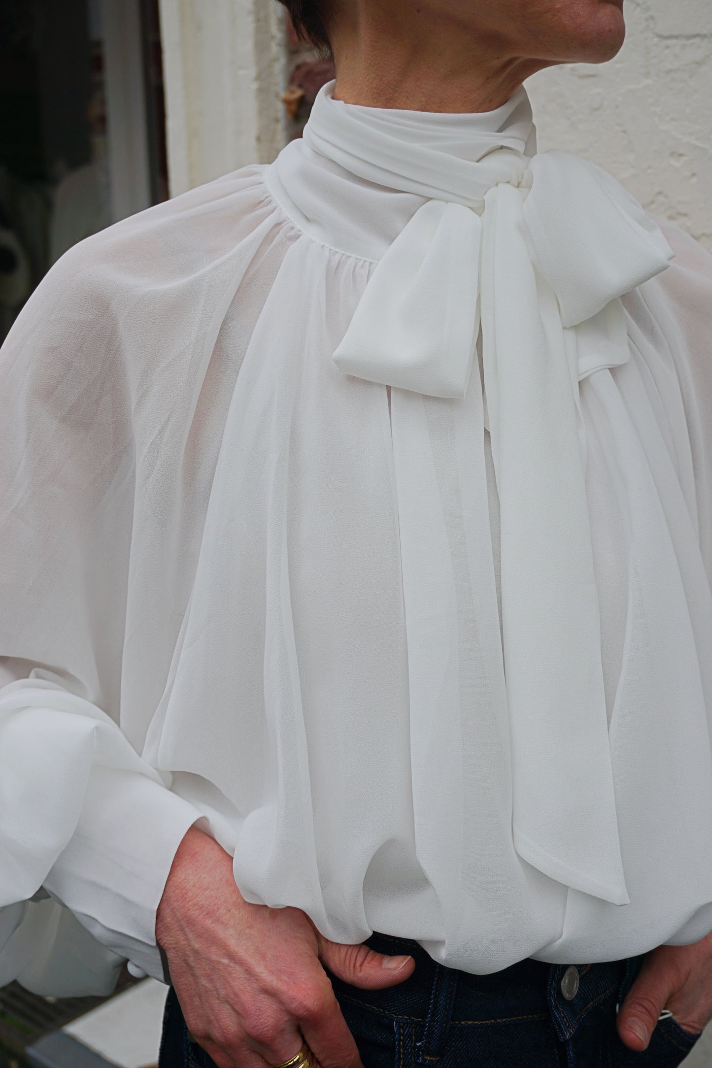 Blouse blanche col lavallière