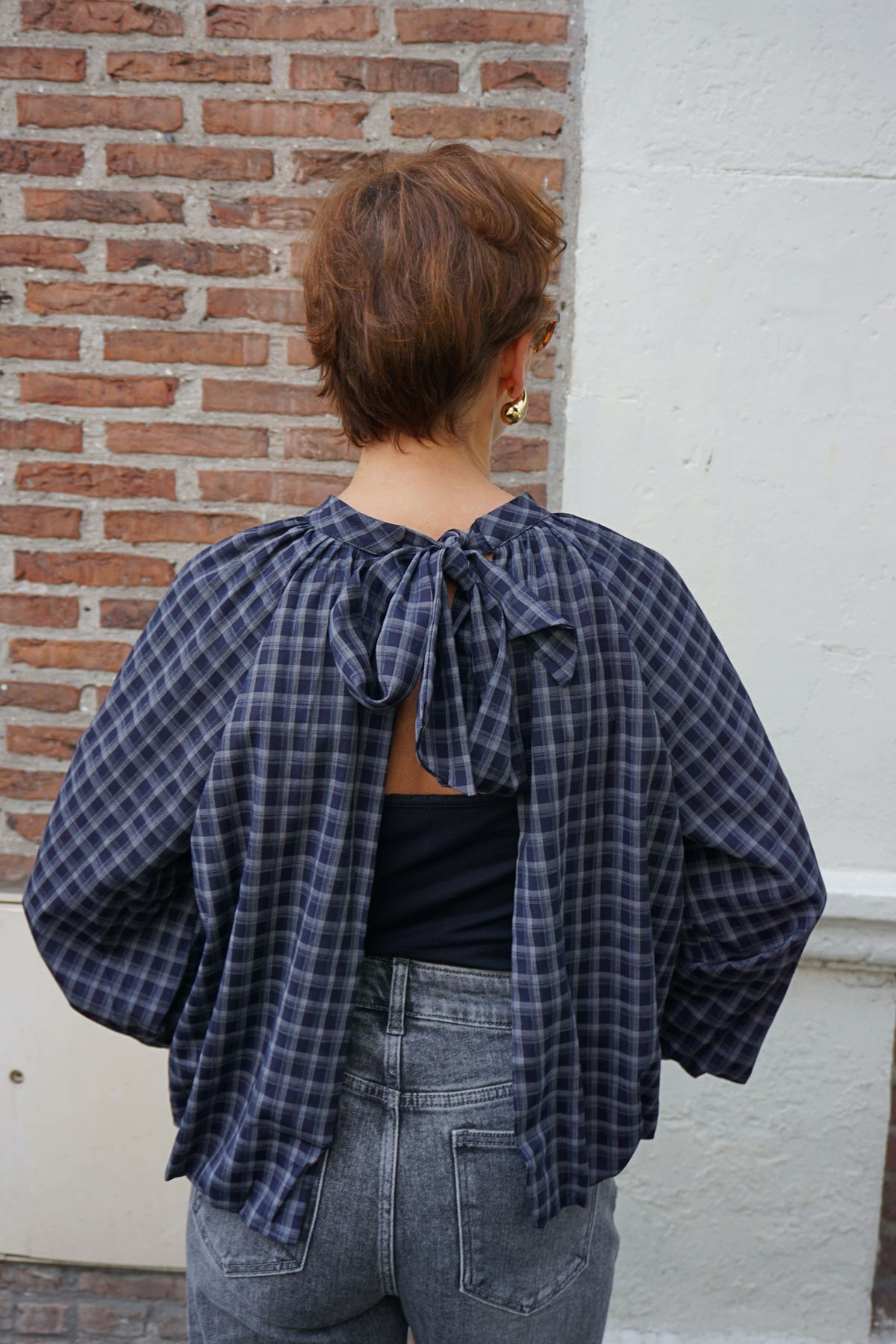 Blouse bleue marine dos nu à carreaux