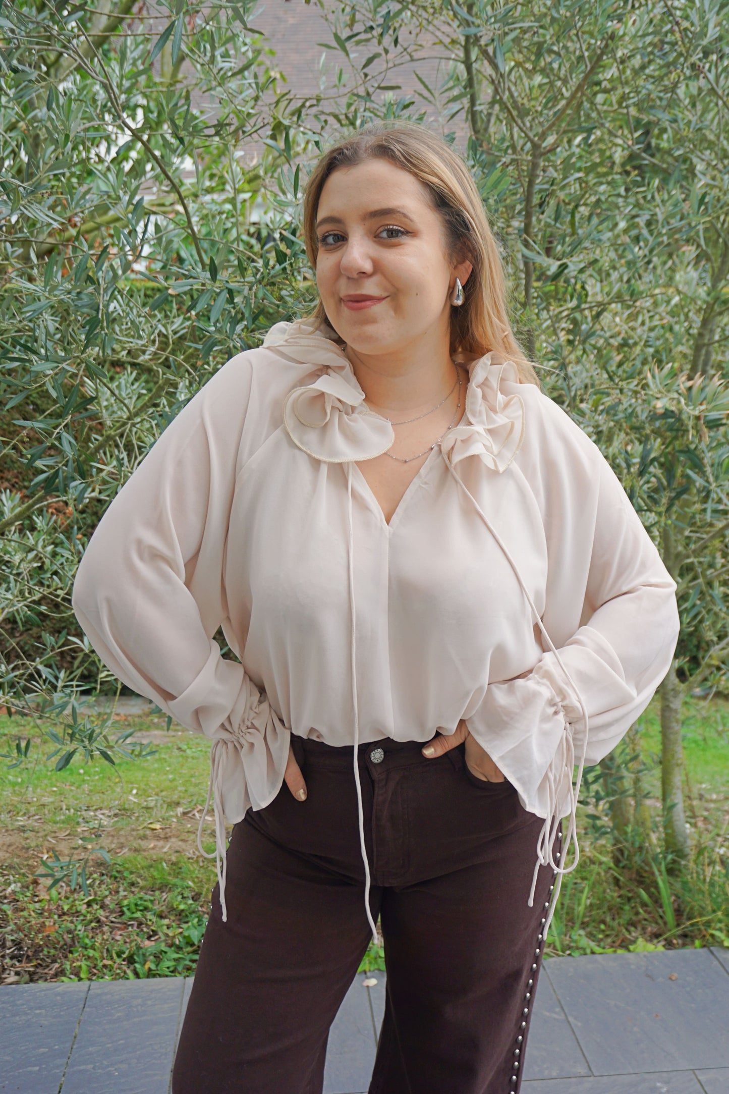 Blouse fluide beige col volant fleur