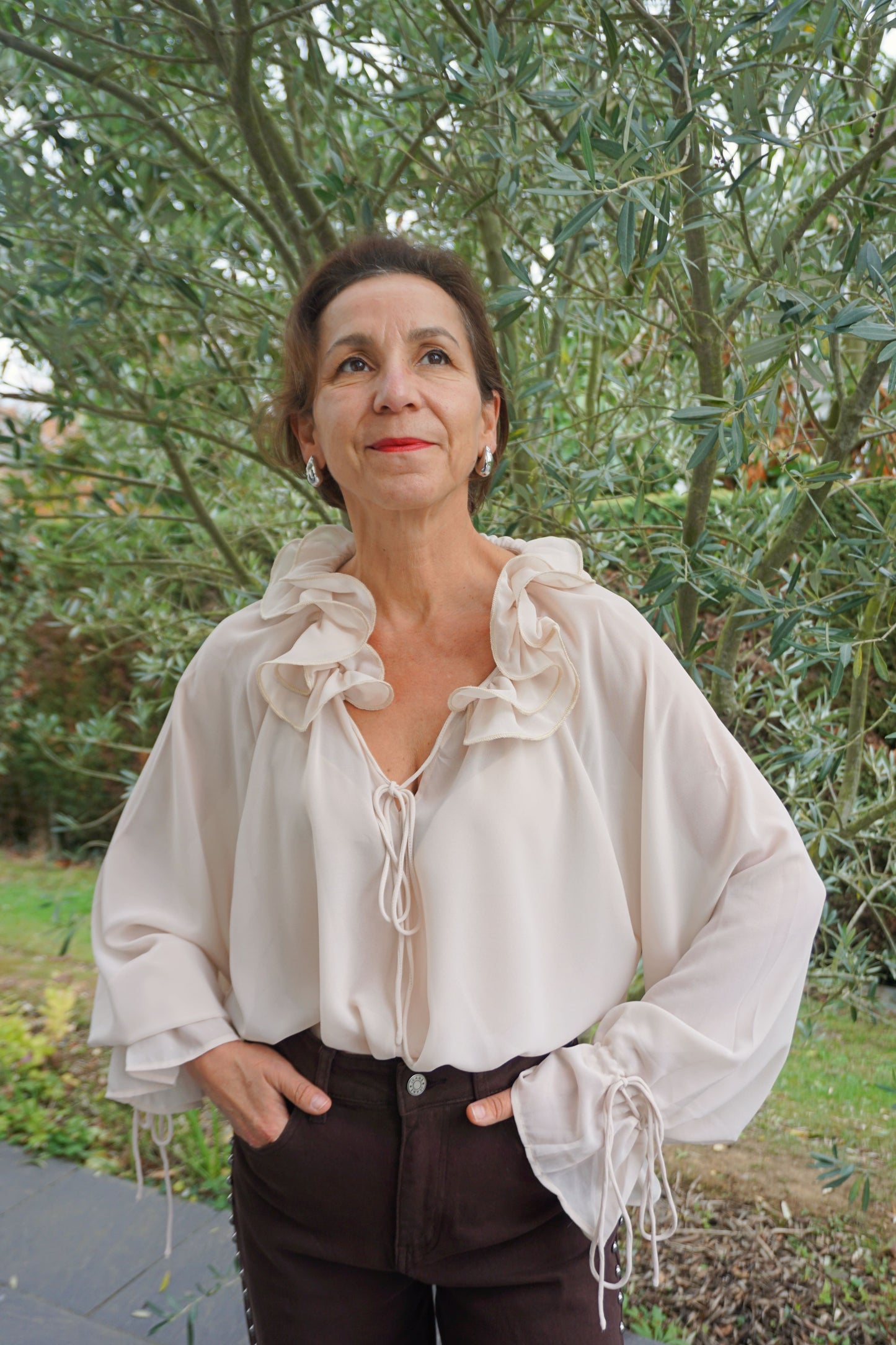 Blouse fluide beige col volant fleur