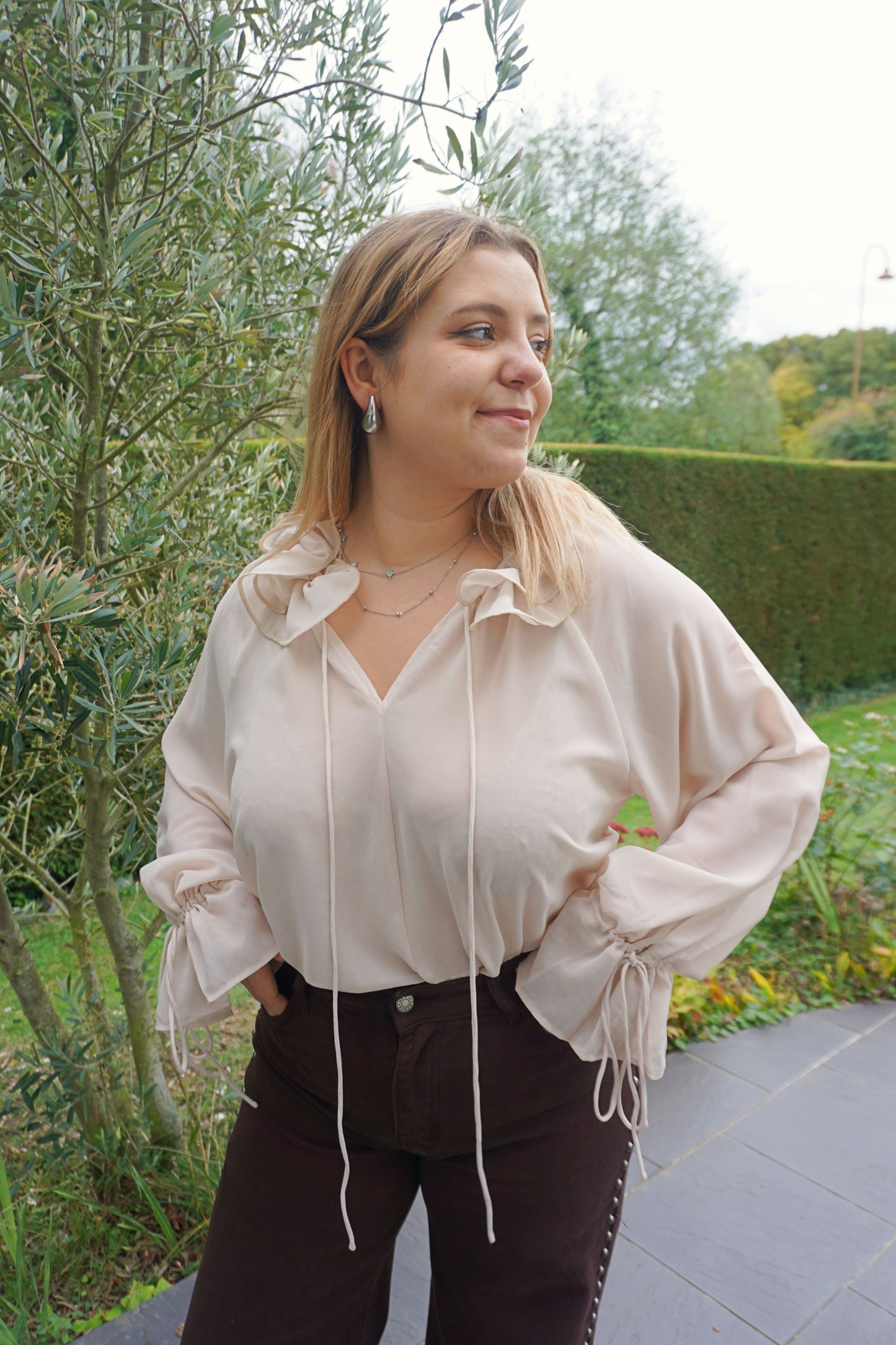 Blouse fluide beige col volant fleur
