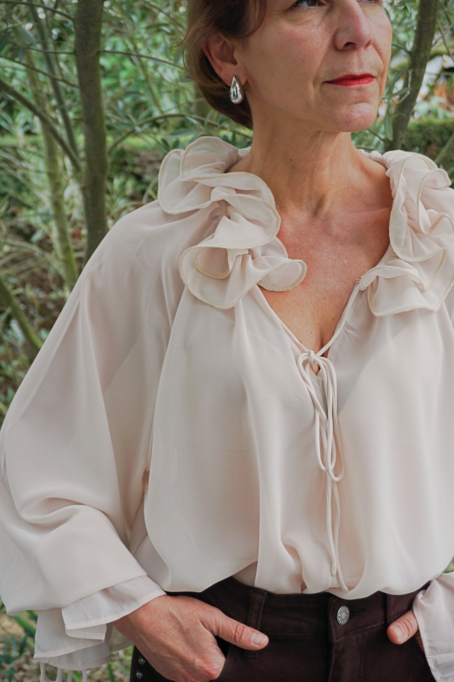 Blouse fluide beige col volant fleur