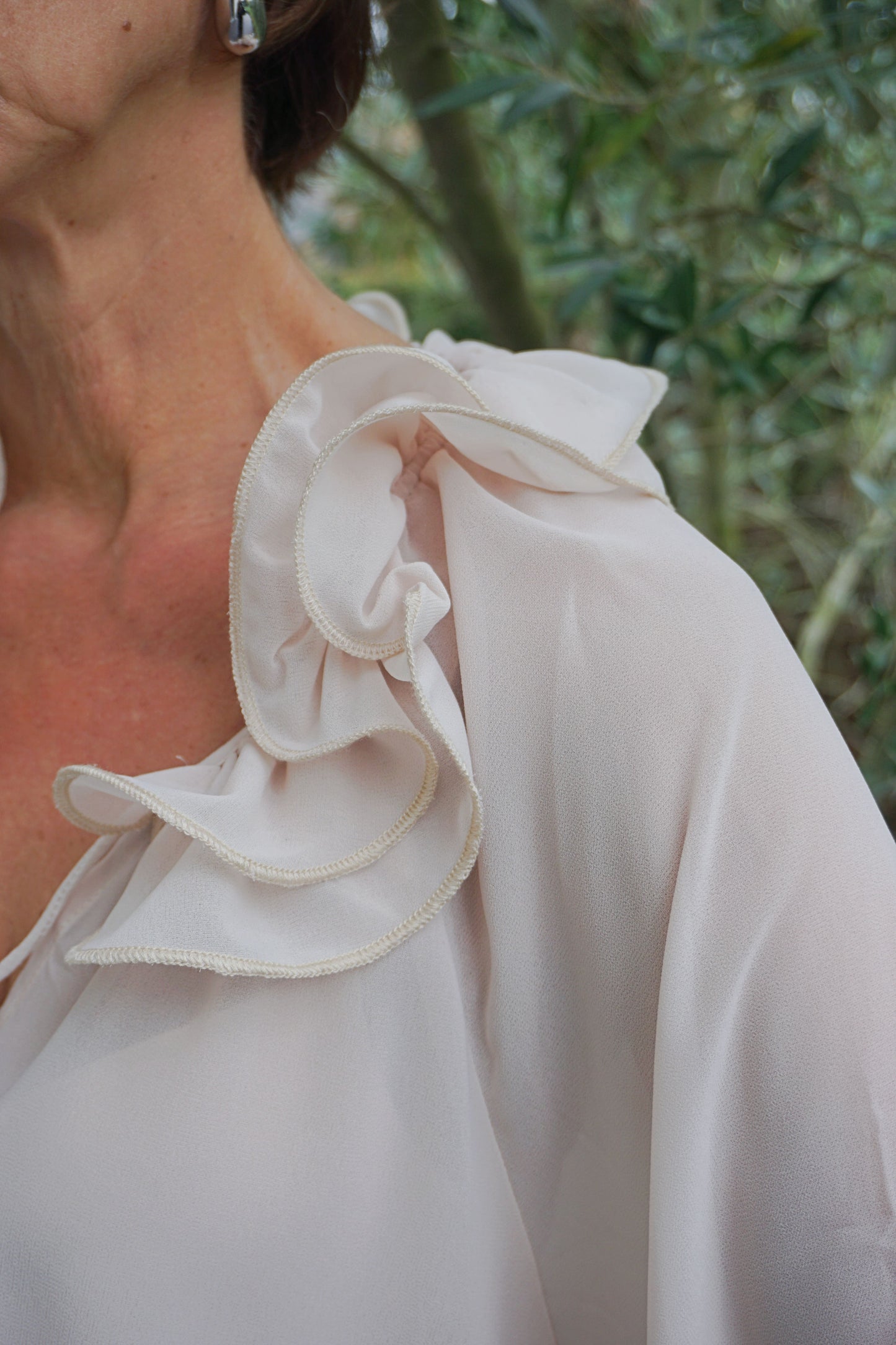 Blouse fluide beige col volant fleur