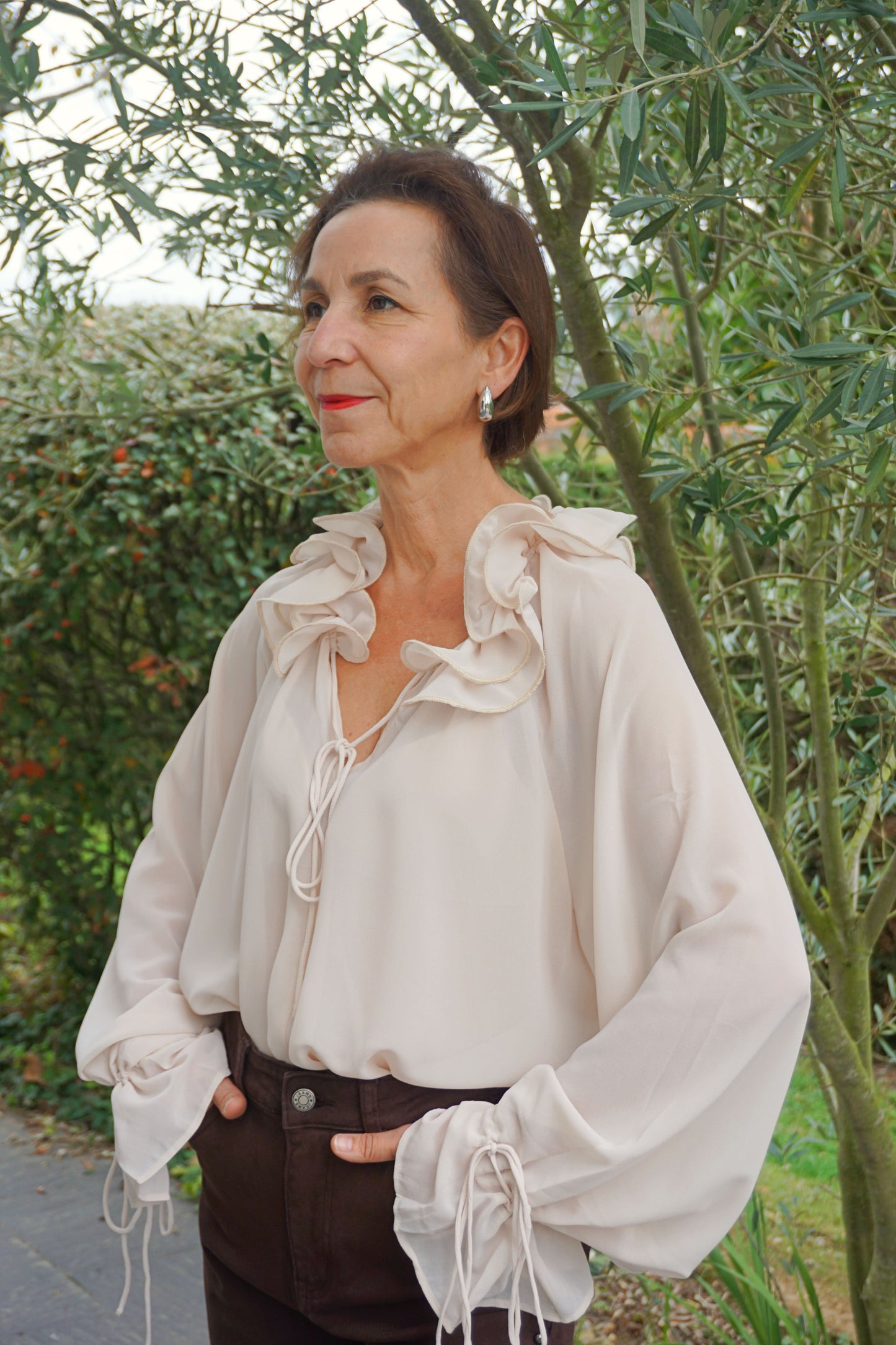 Blouse fluide beige col volant fleur
