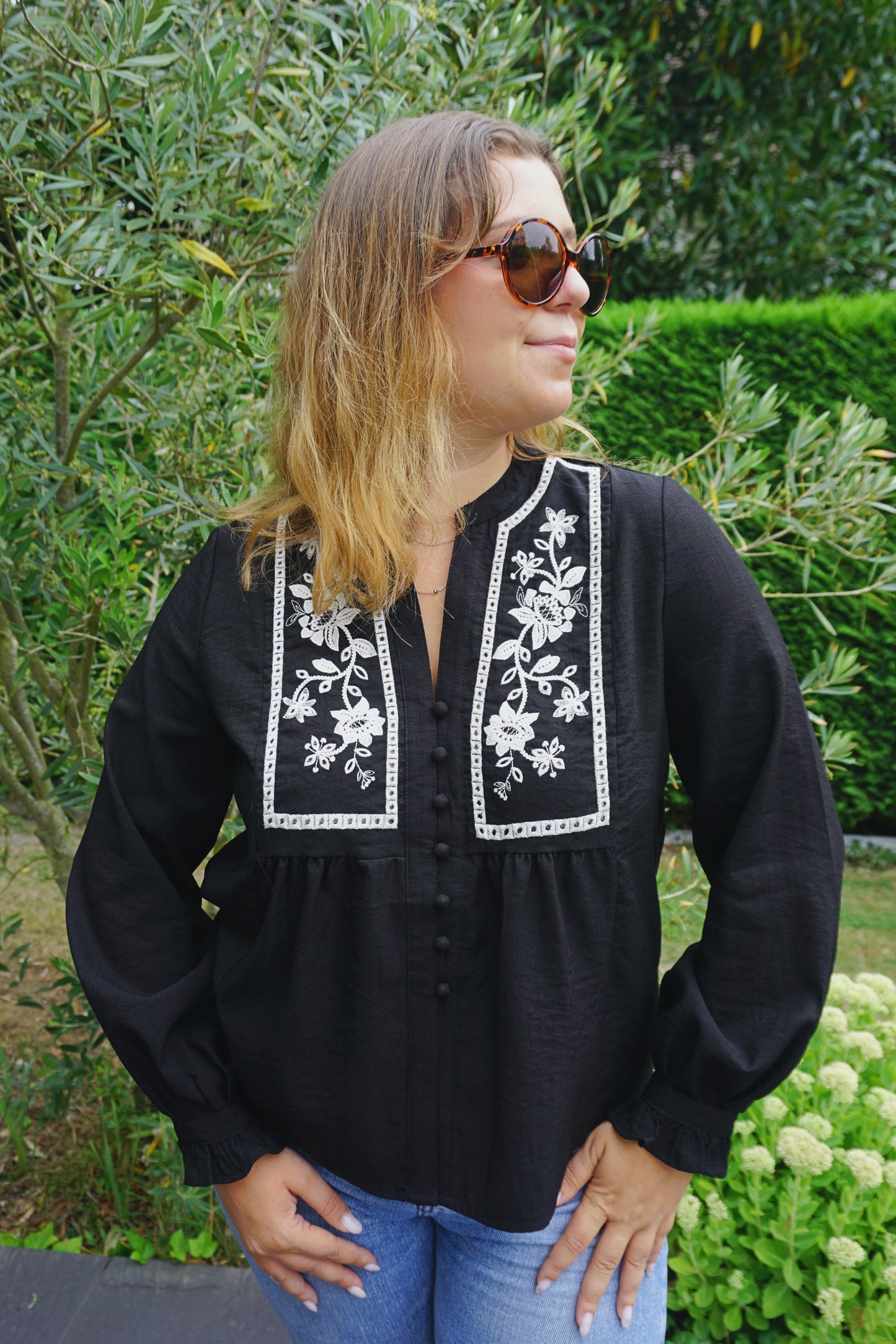 Blouse noire broderies fleurs