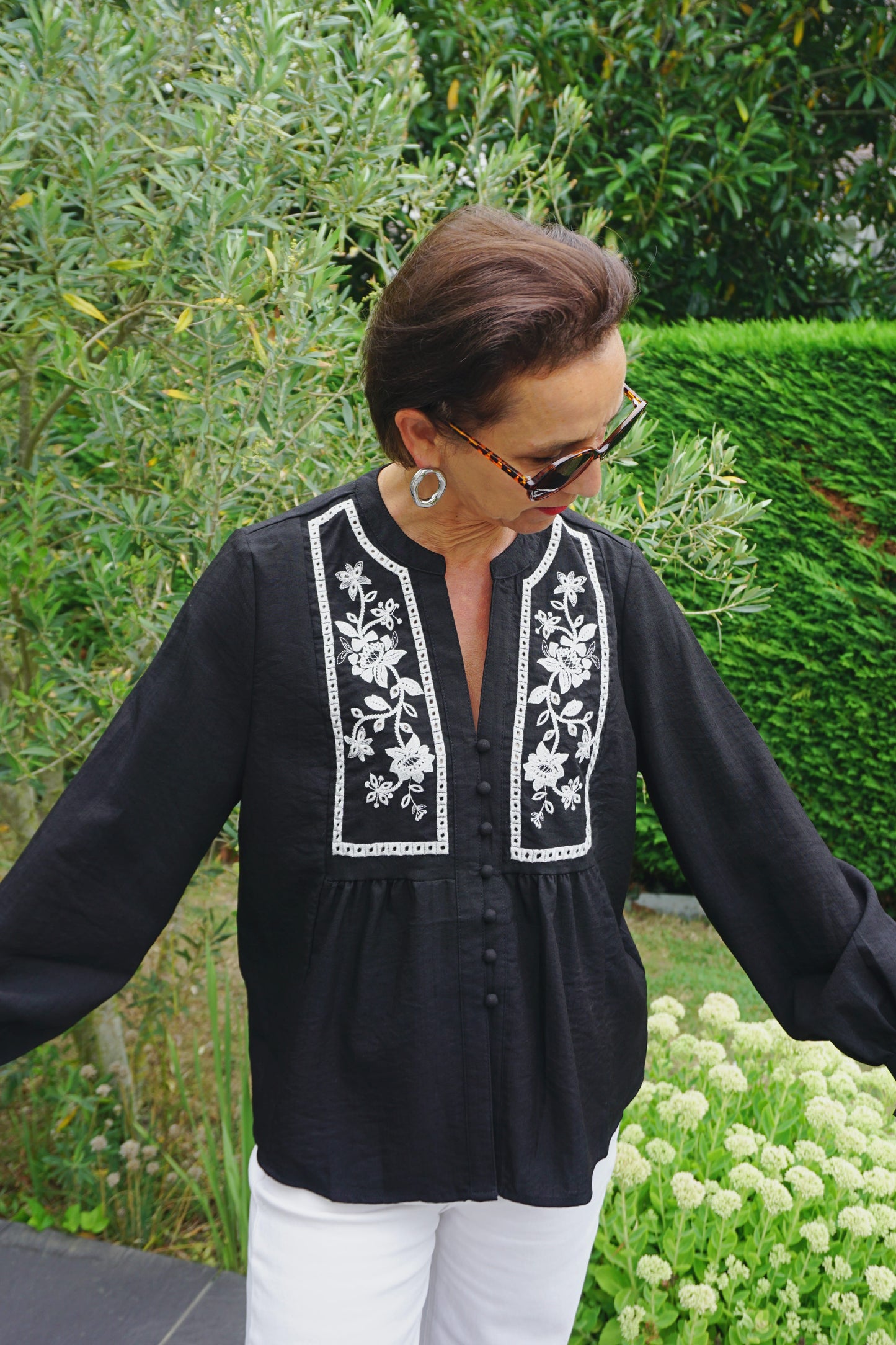 Blouse noire broderies fleurs