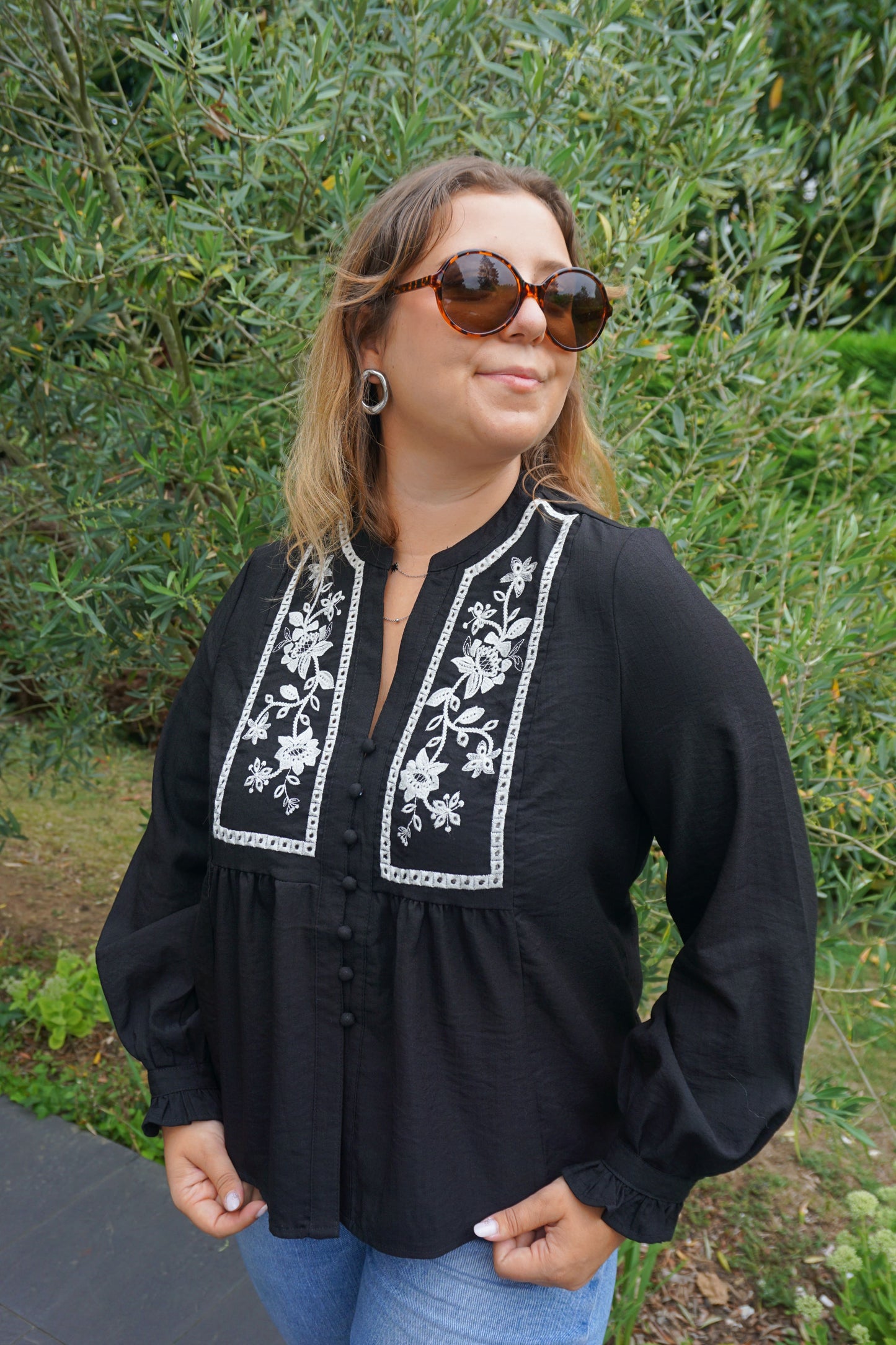 Blouse noire broderies fleurs