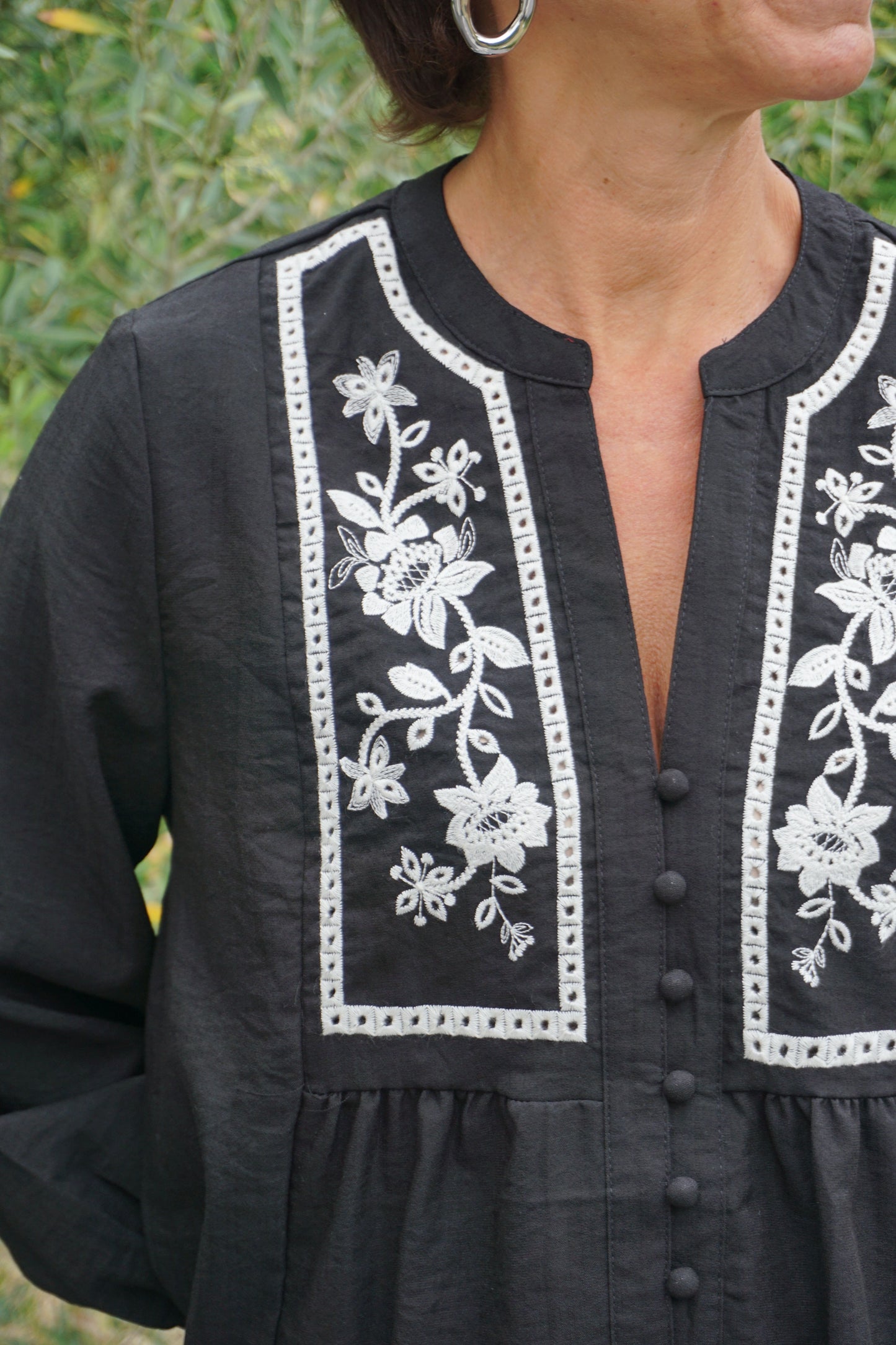 Blouse noire broderies fleurs