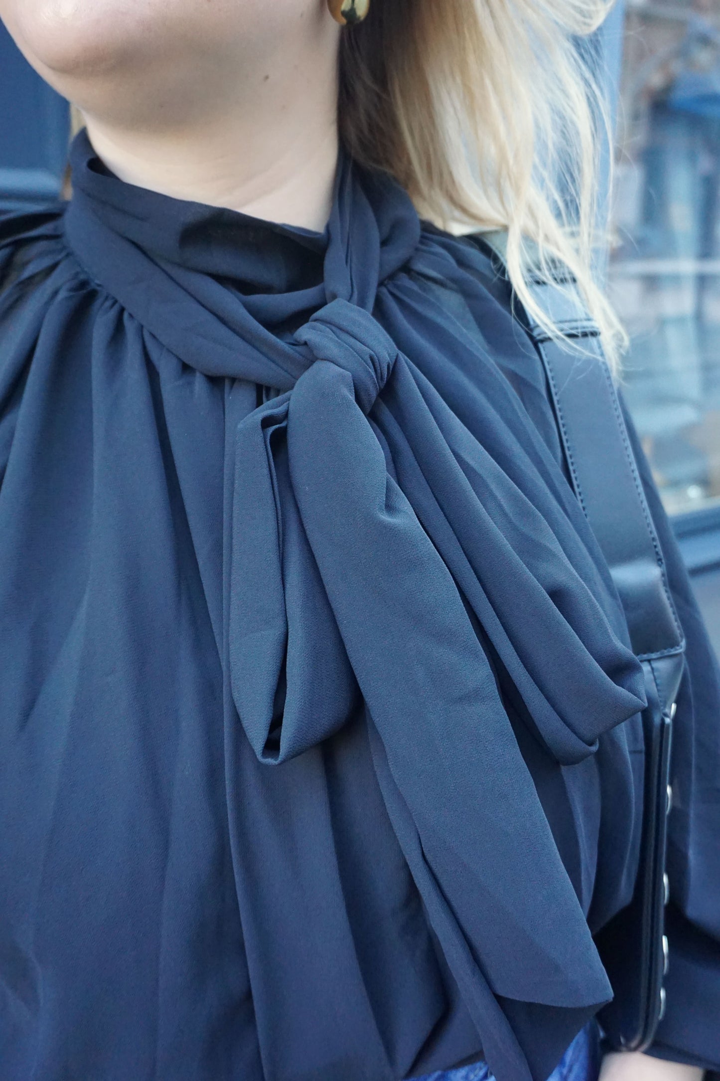 Blouse noire col lavallière