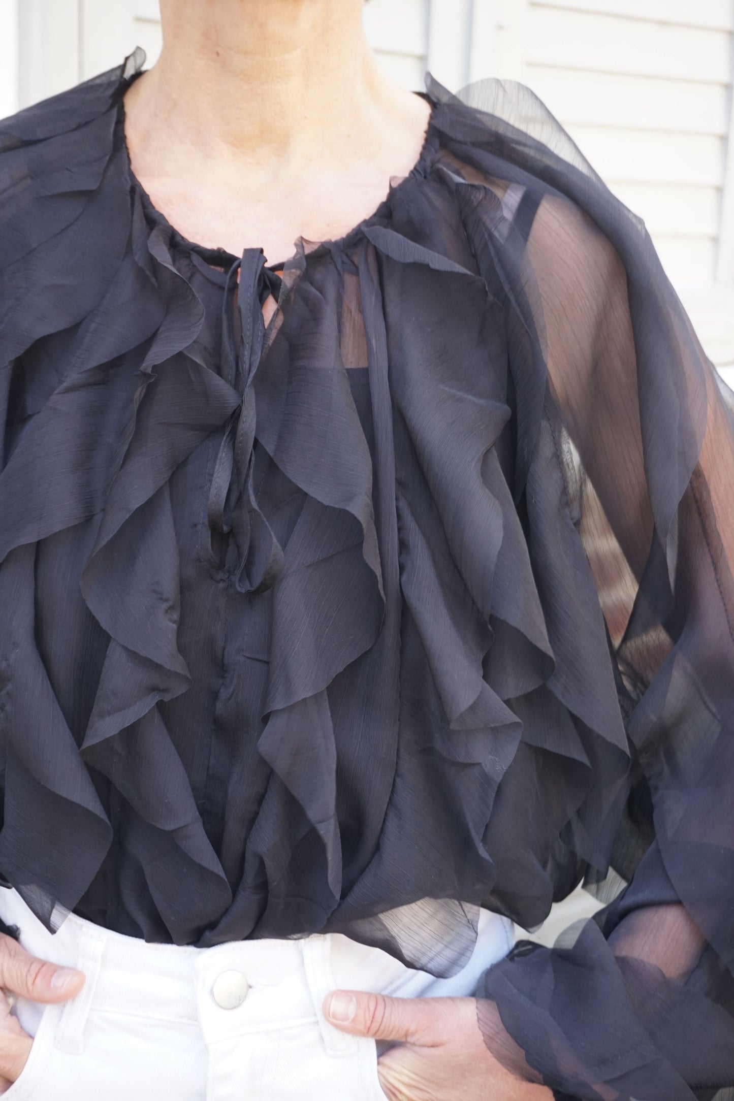 Blouse semi transparente noire volants