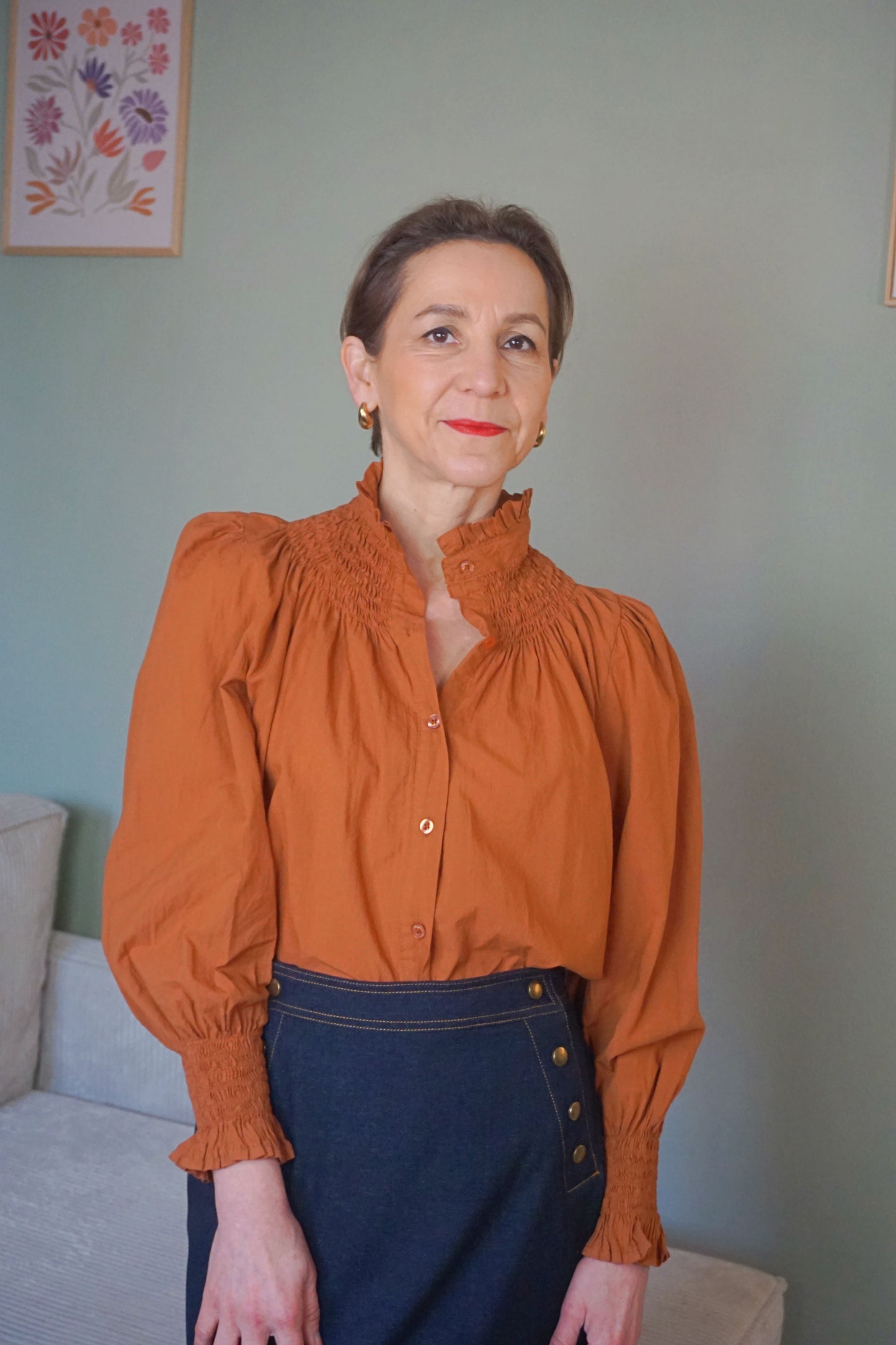 Blouse terracotta froncée col montant