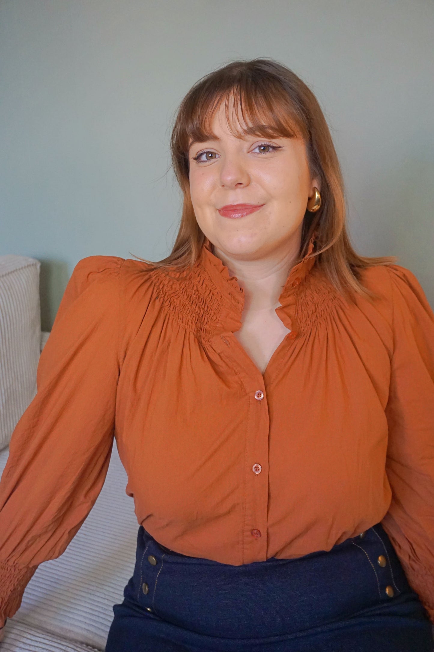Blouse terracotta froncée col montant