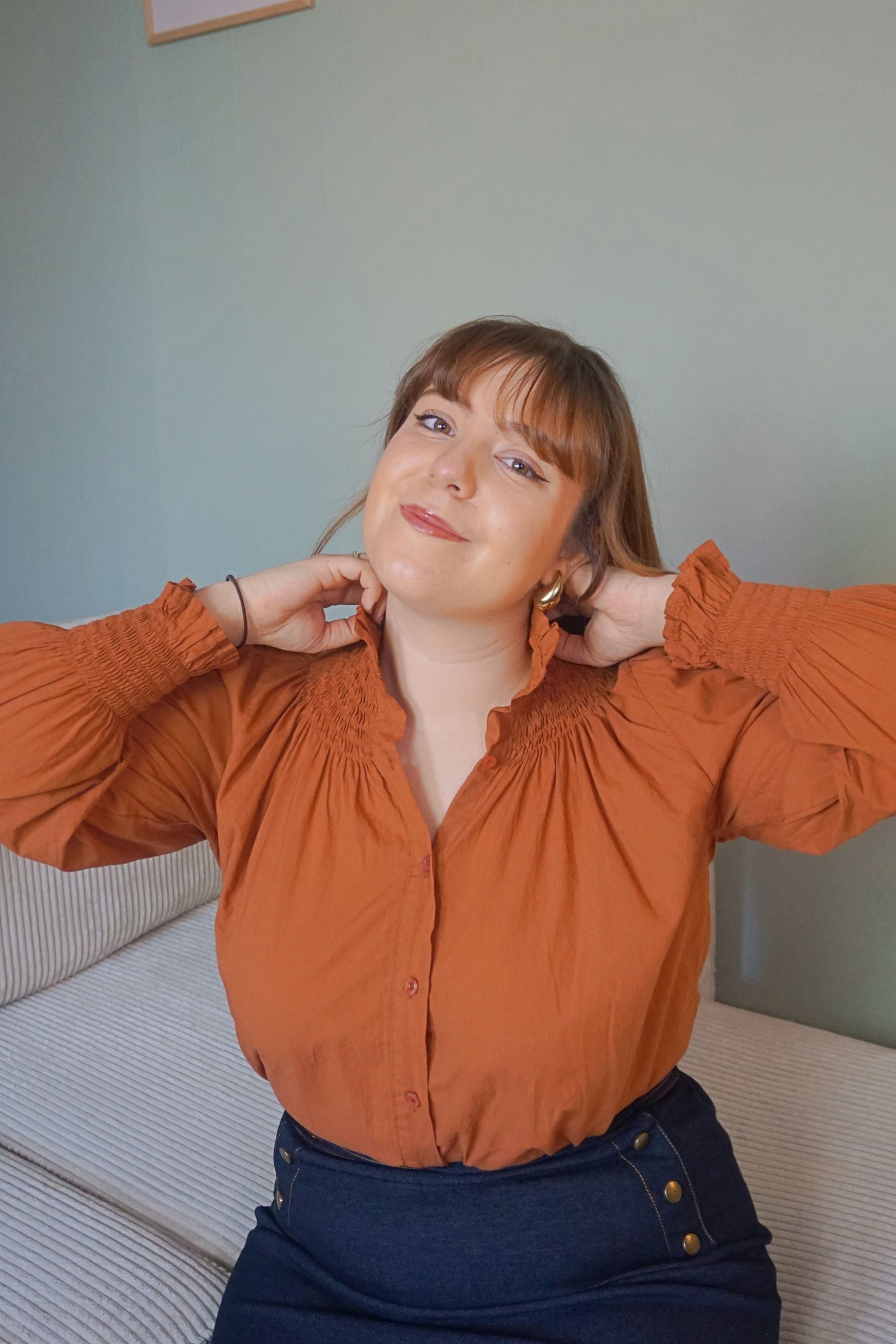 Blouse terracotta froncée col montant