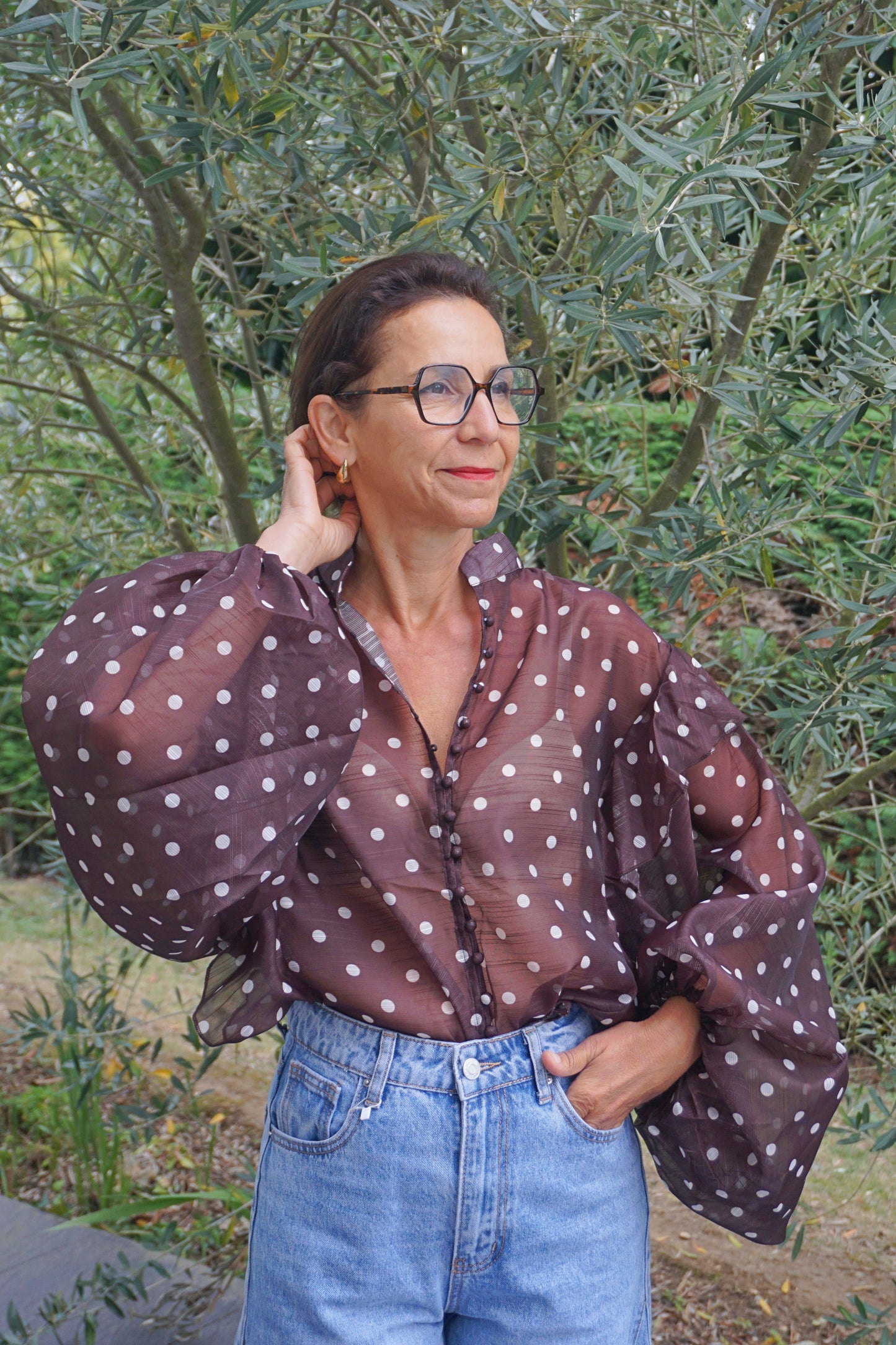 Blouse transparente à pois marron