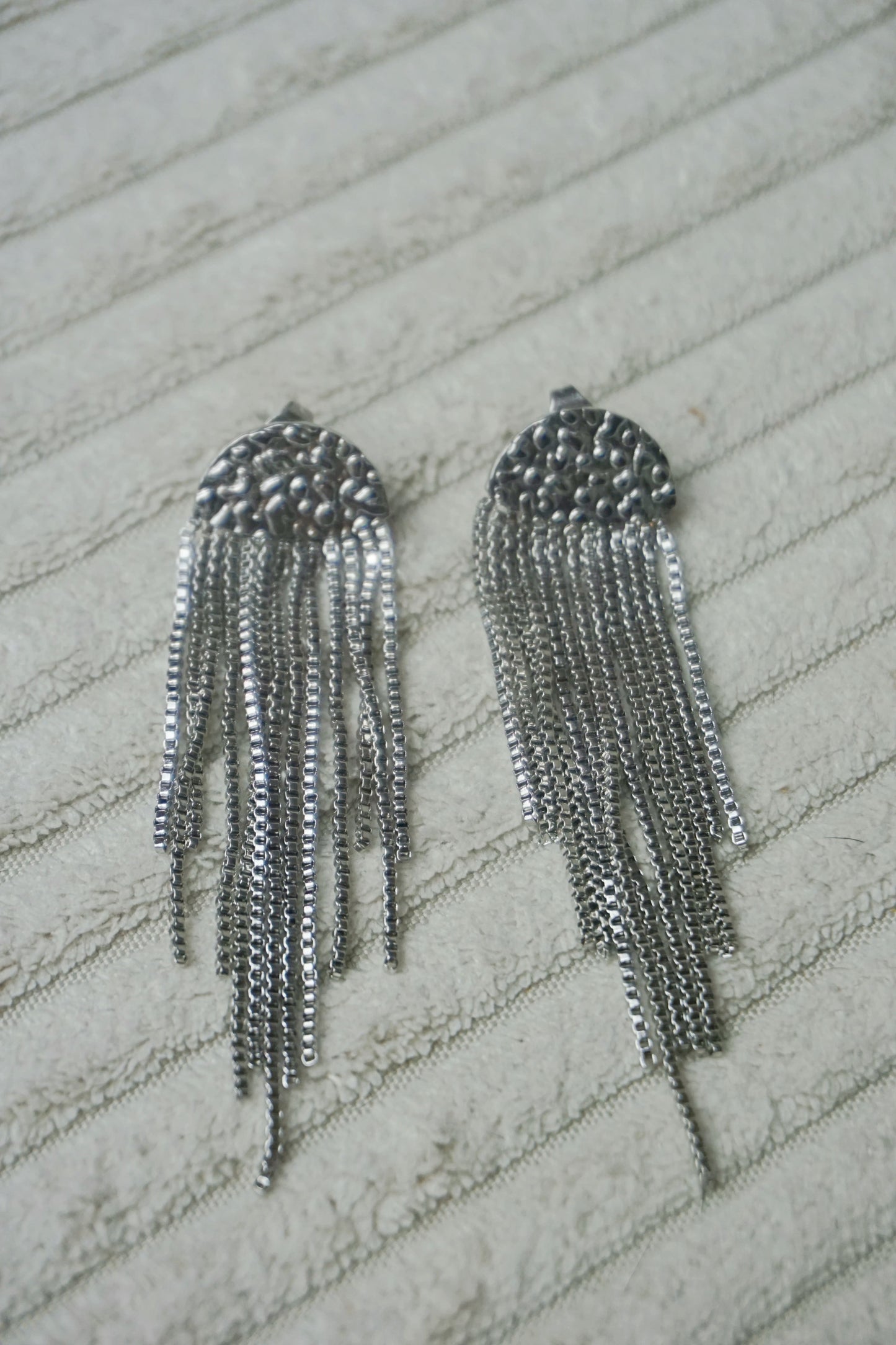 Boucles d'oreilles argentées texturées pendantes