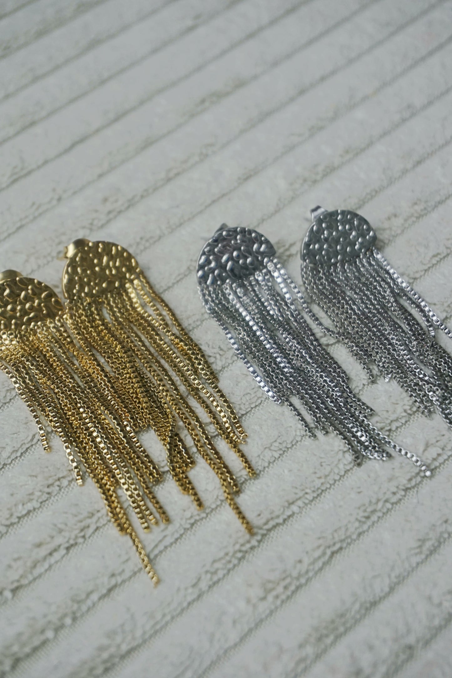 Boucles d'oreilles argentées texturées pendantes