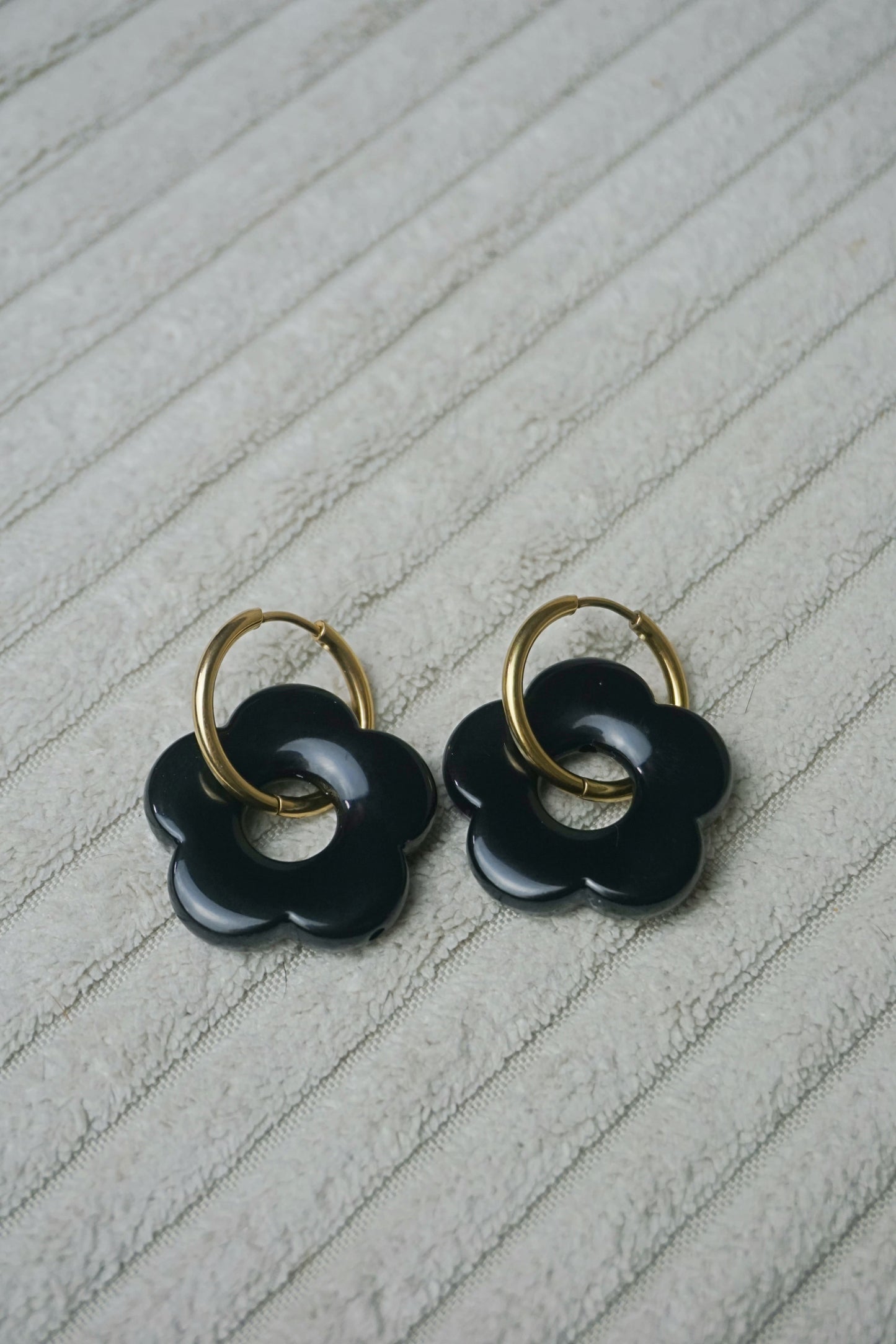 Boucles d'oreilles anneaux dorés fleurs noires