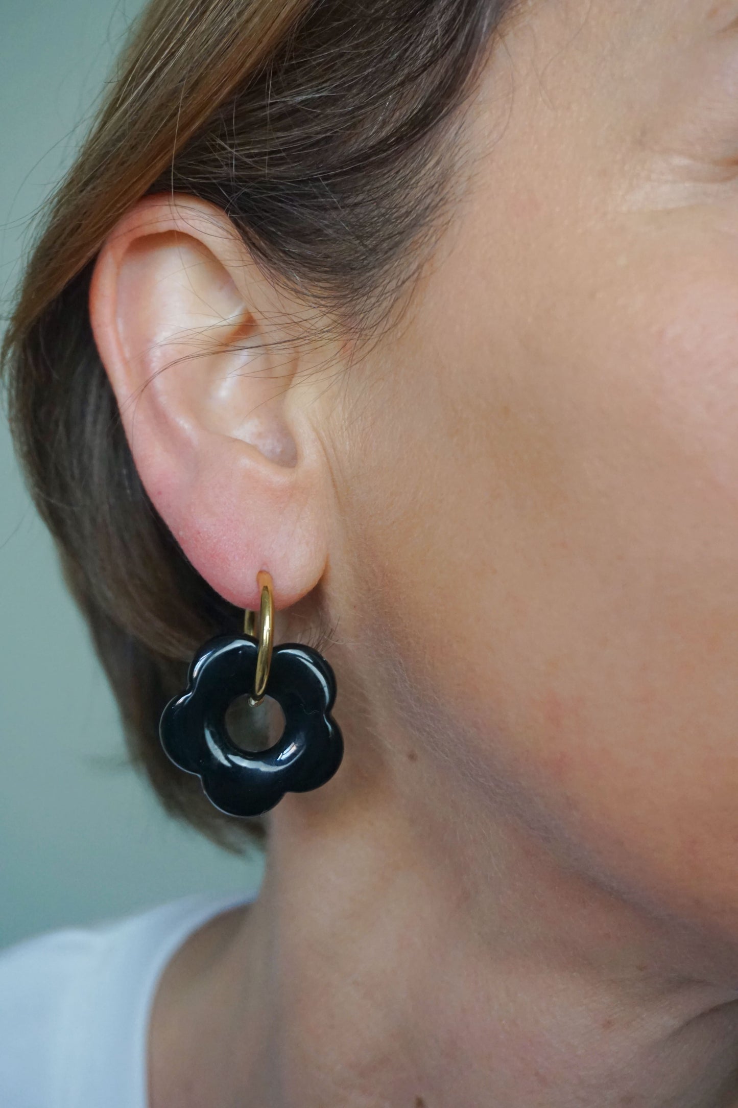 Boucles d'oreilles anneaux dorés fleurs noires