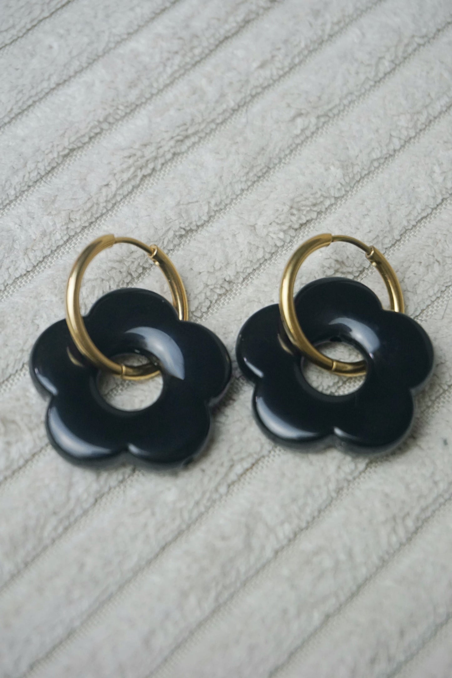 Boucles d'oreilles anneaux dorés fleurs noires