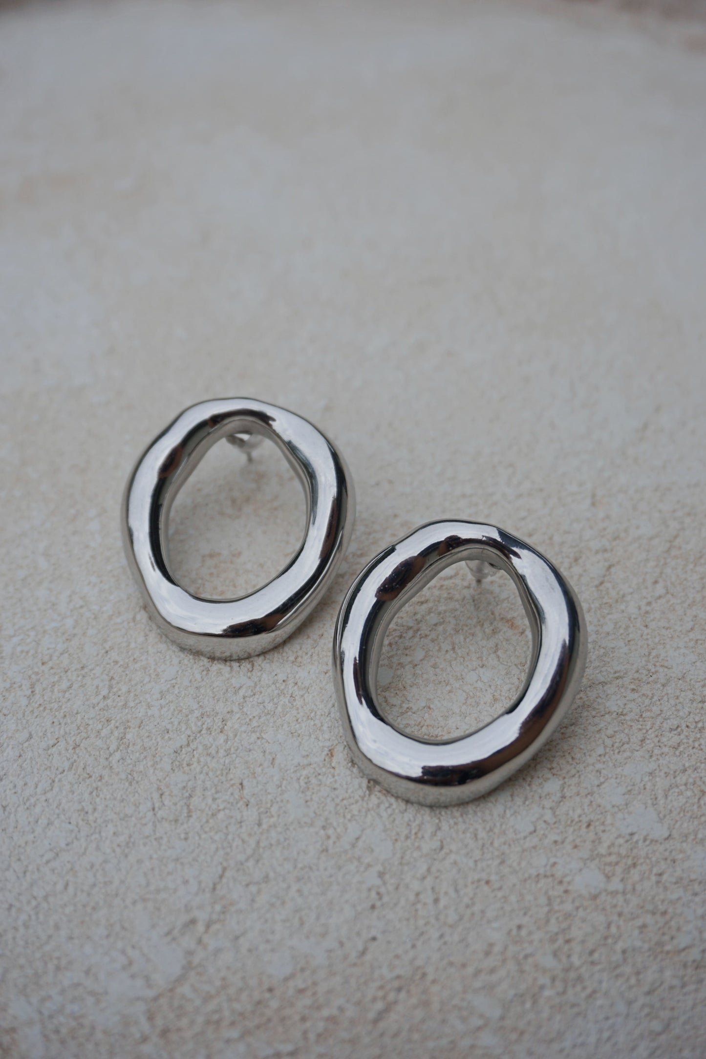 Boucles d’oreilles argentées rond organique