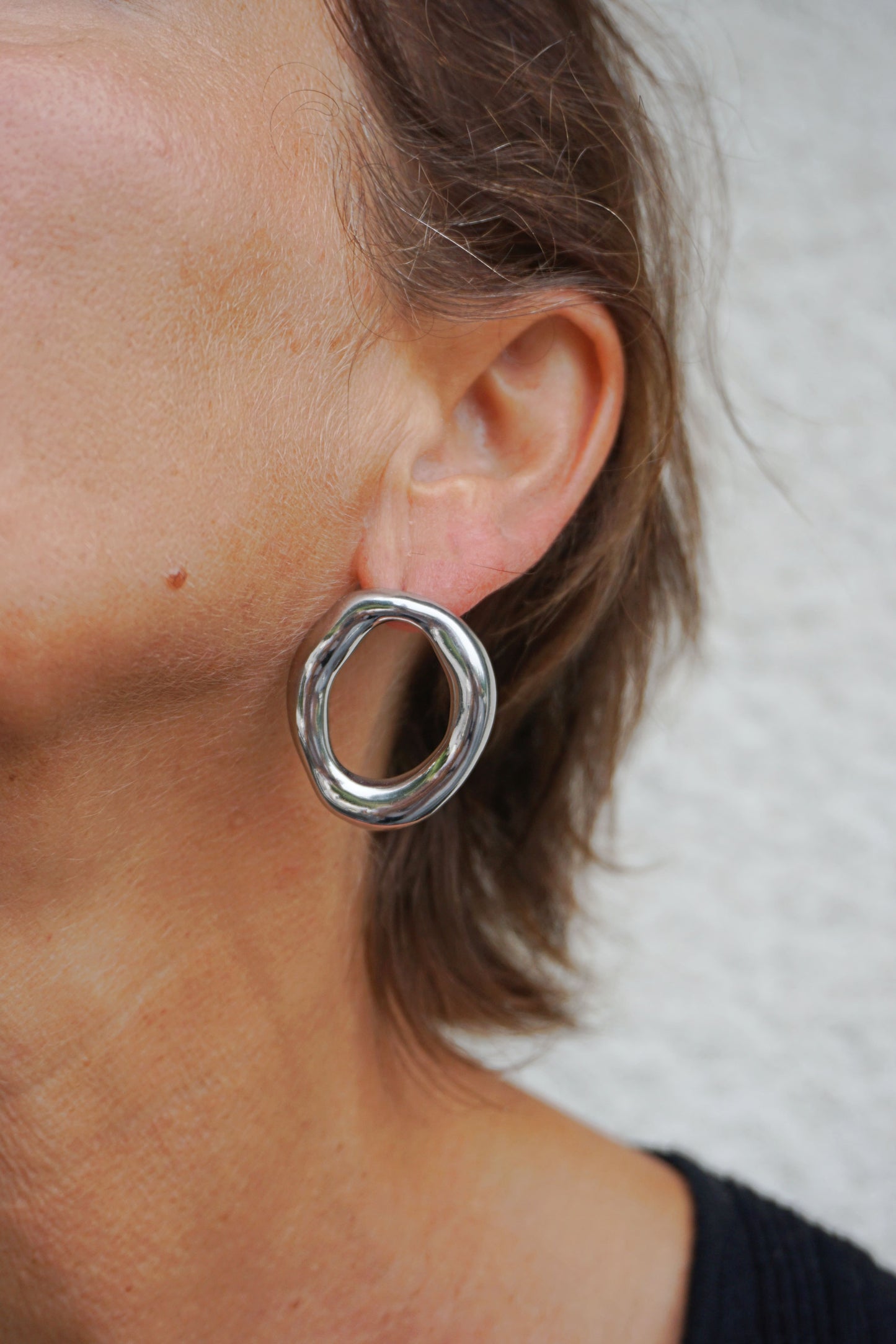Boucles d’oreilles argentées rond organique
