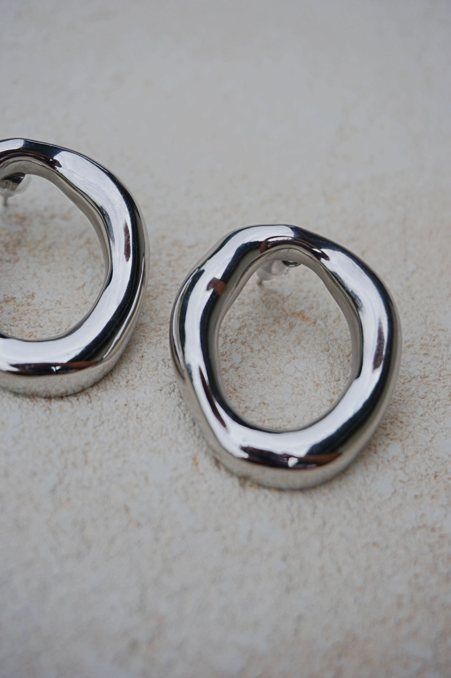 Boucles d’oreilles argentées rond organique