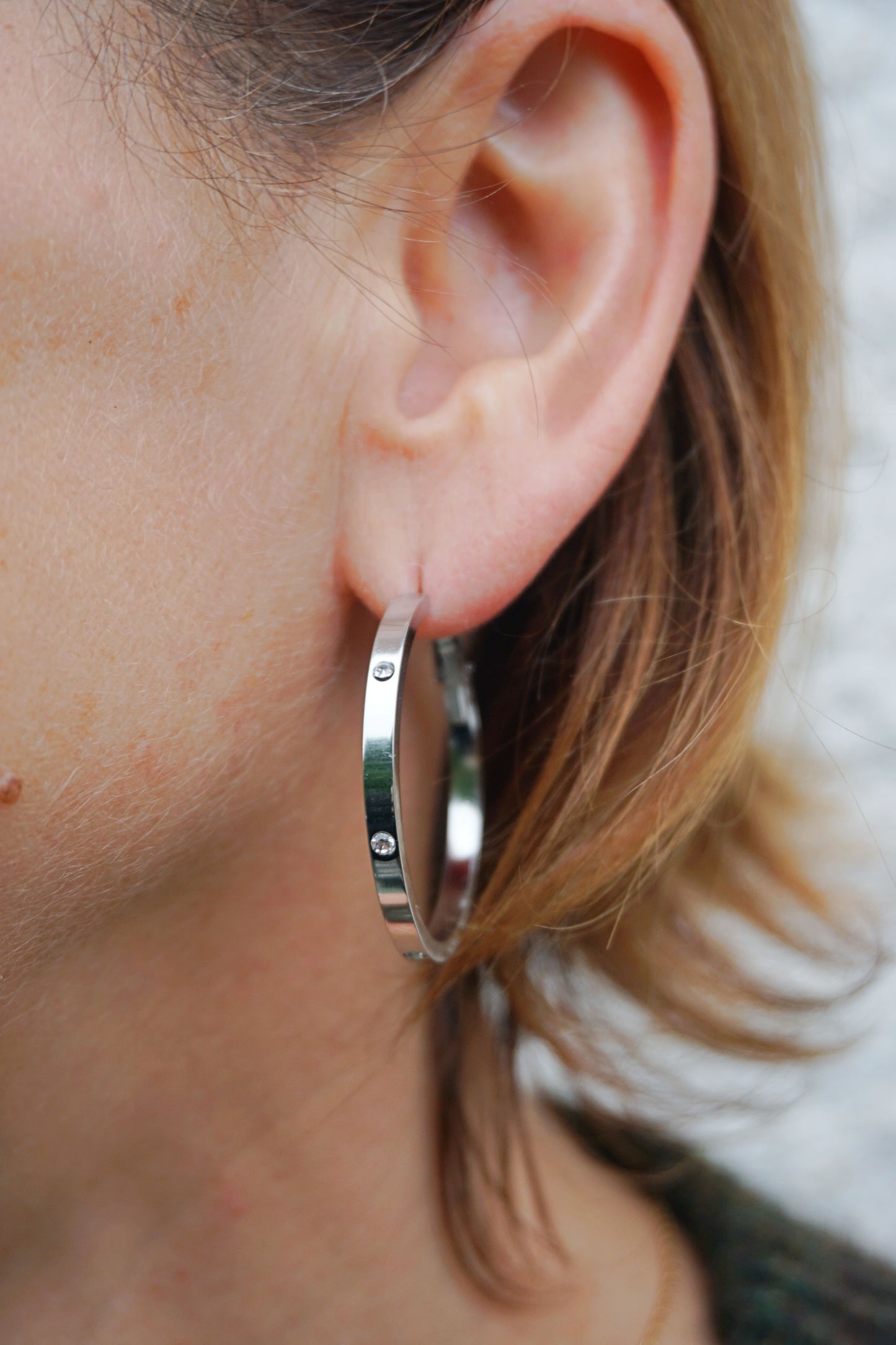 Boucles d'oreilles créoles argentées avec strass