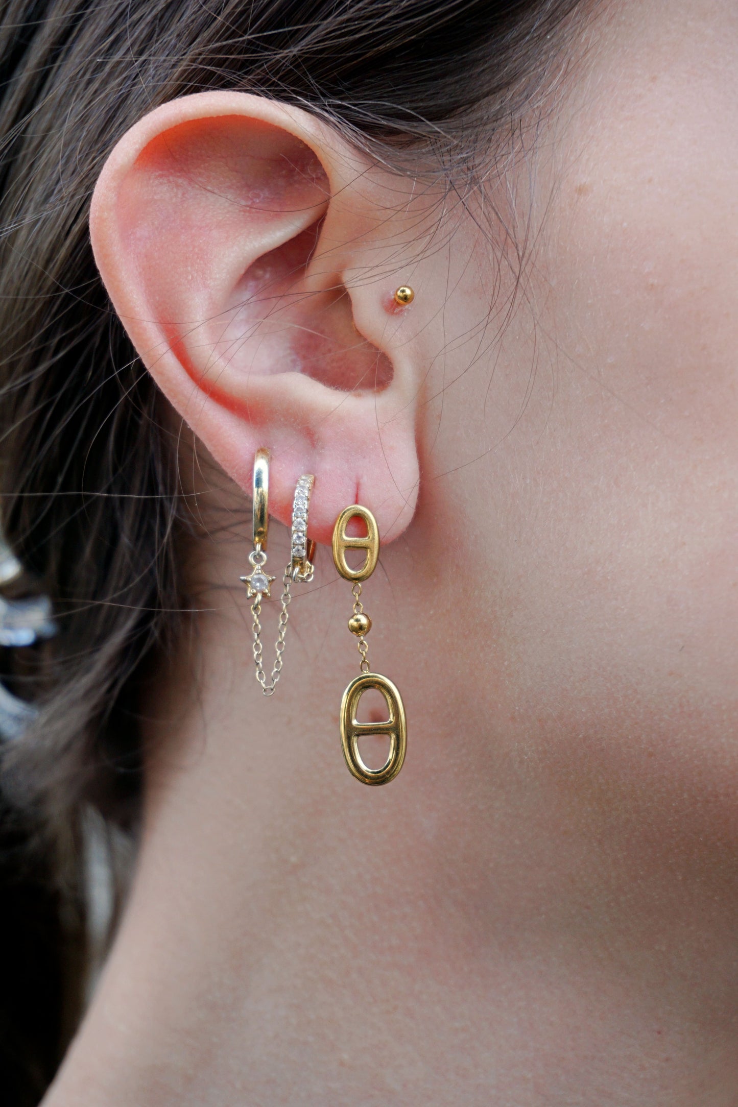 Boucles d'oreilles dorées boucles et boule