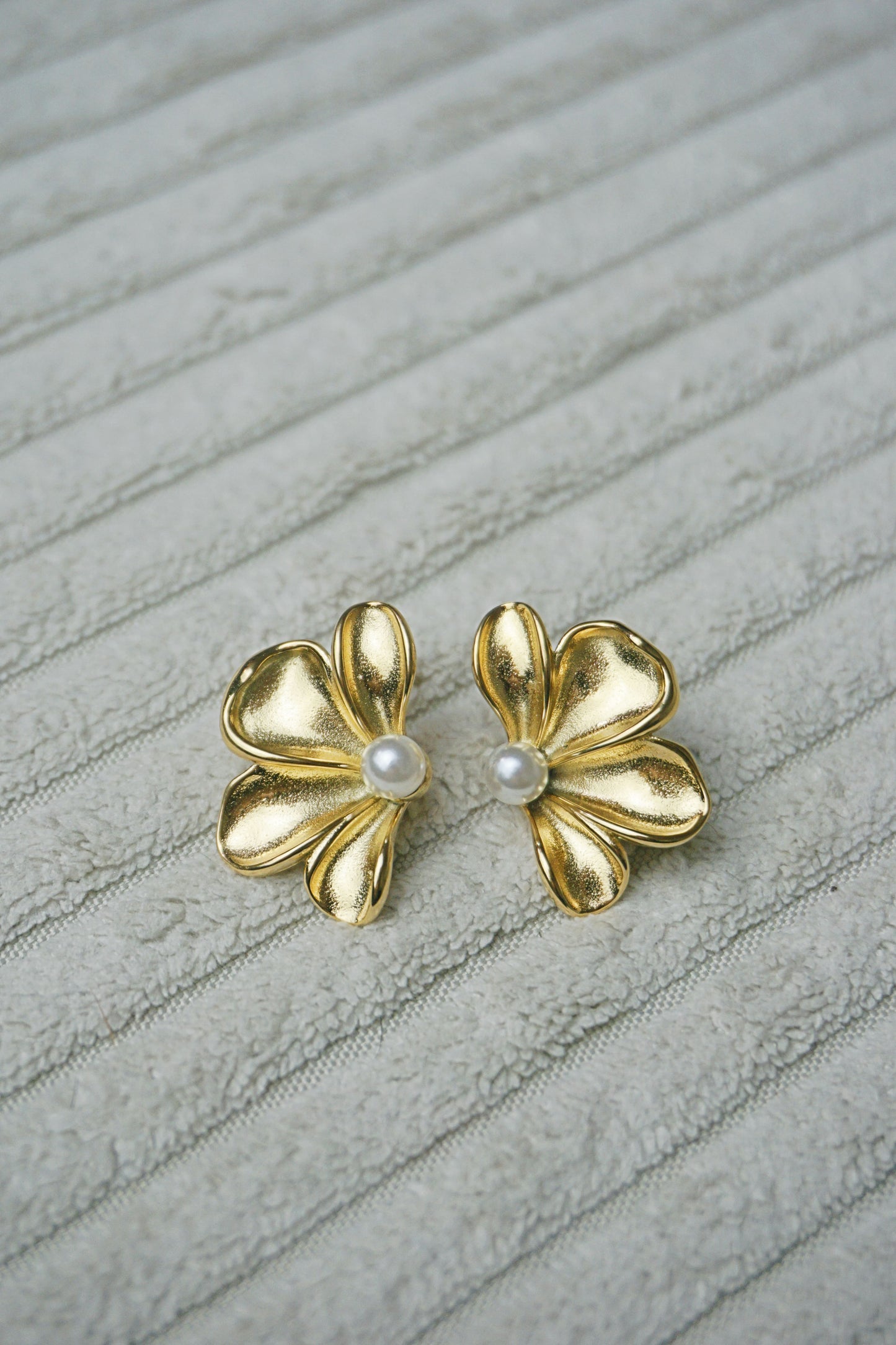 Boucles d'oreilles dorées demi fleur perle