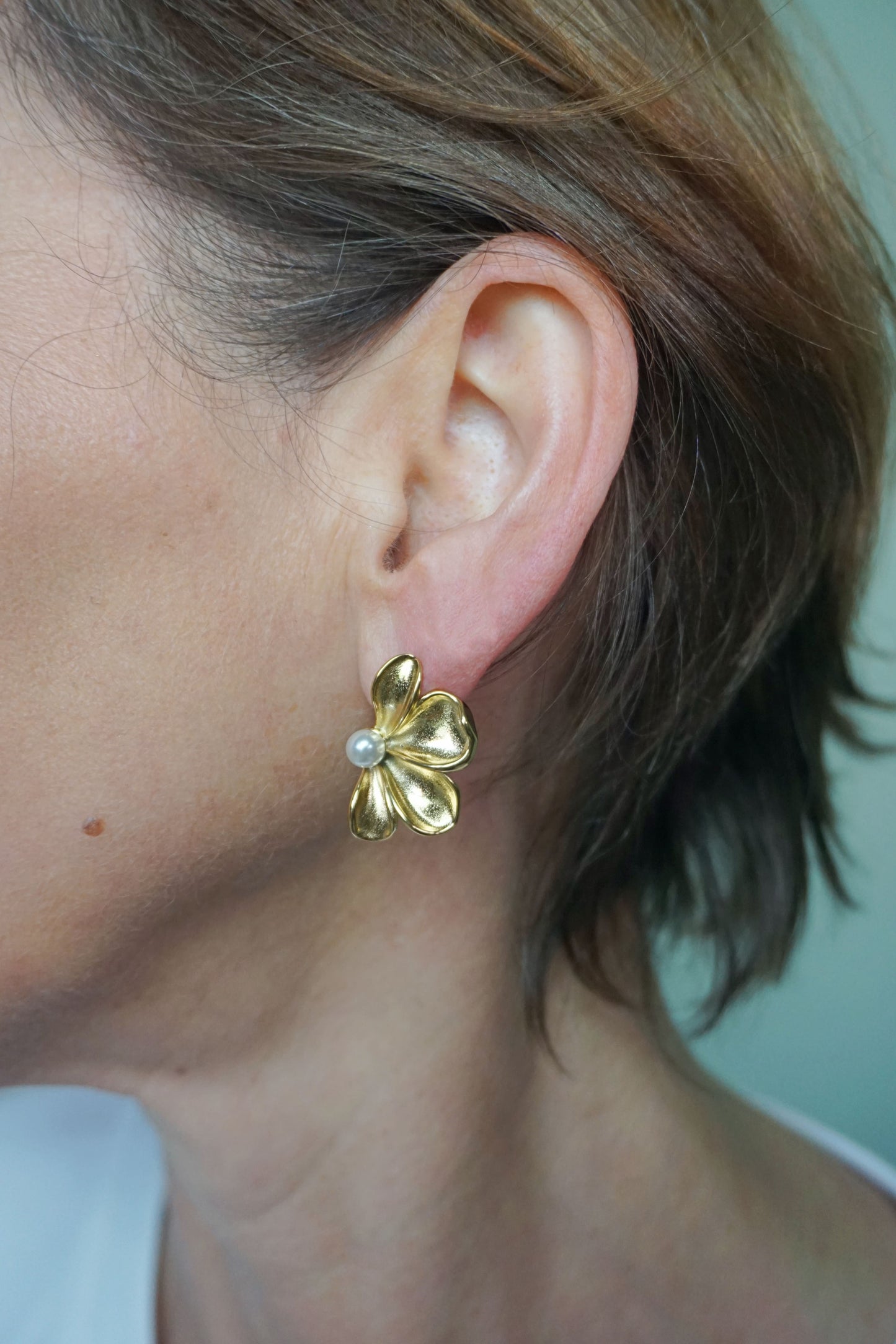 Boucles d'oreilles dorées demi fleur perle