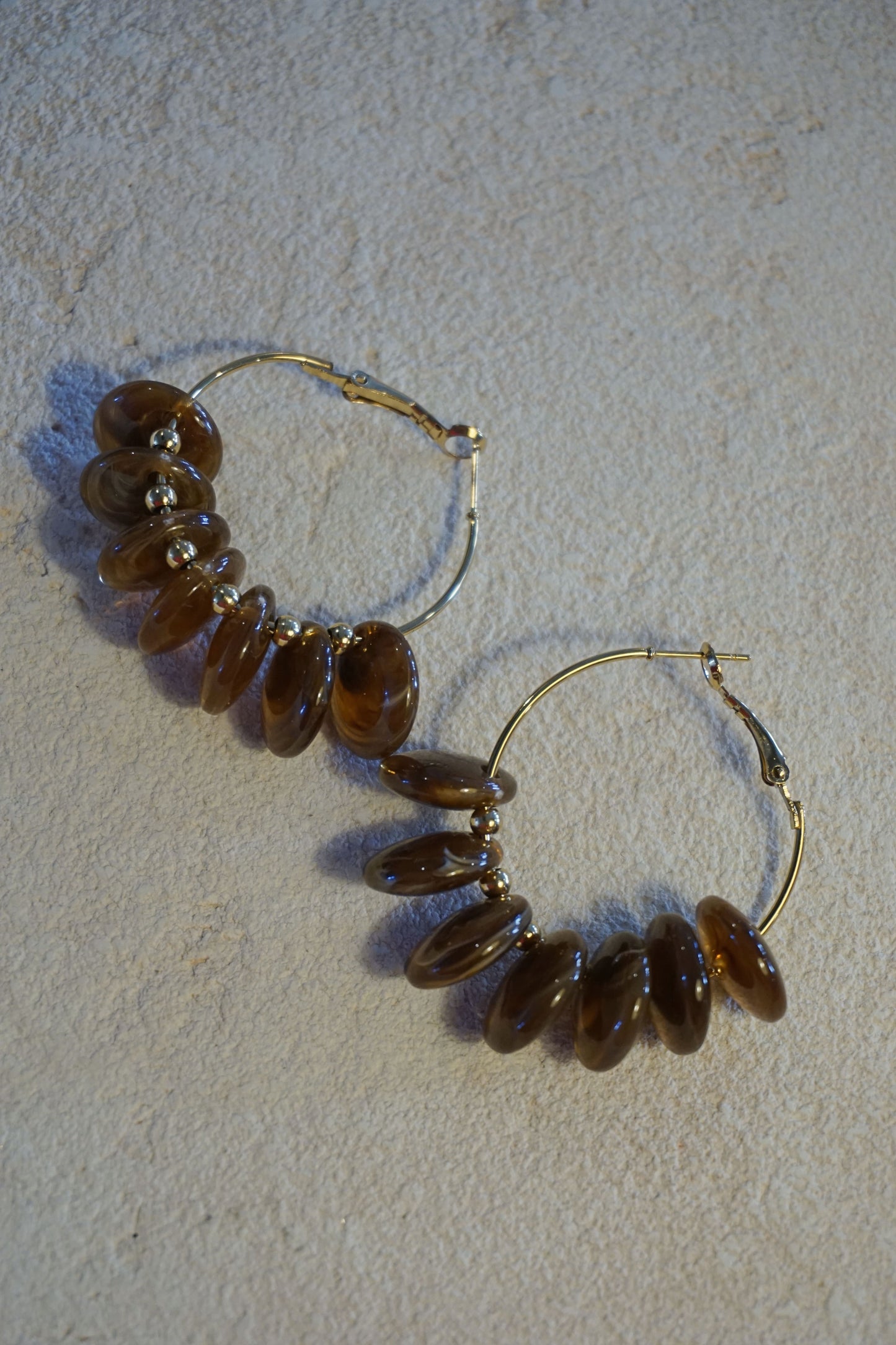Boucles d'oreilles dorées et pierres marron