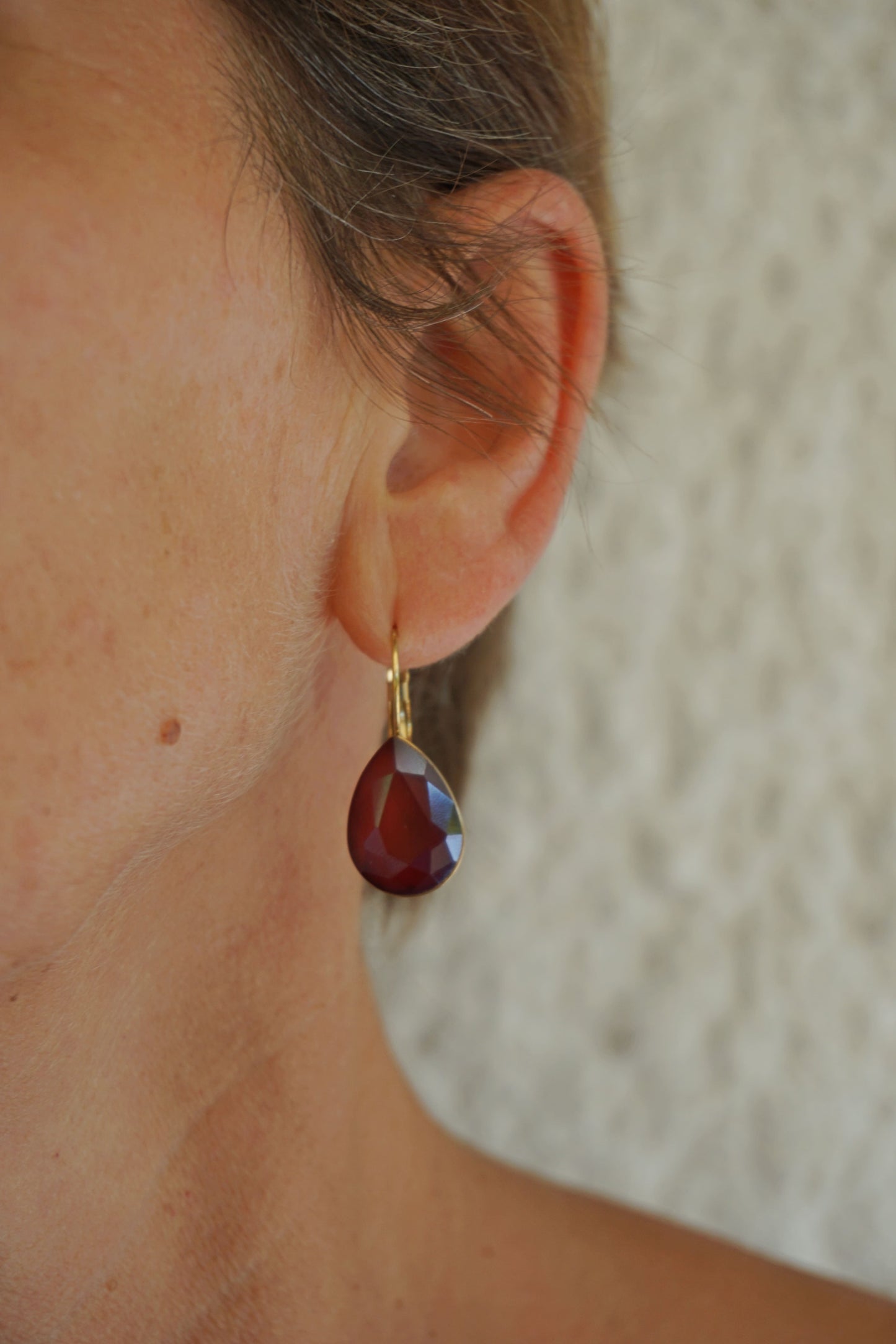 Boucles d'oreilles dorées pendantes prunes