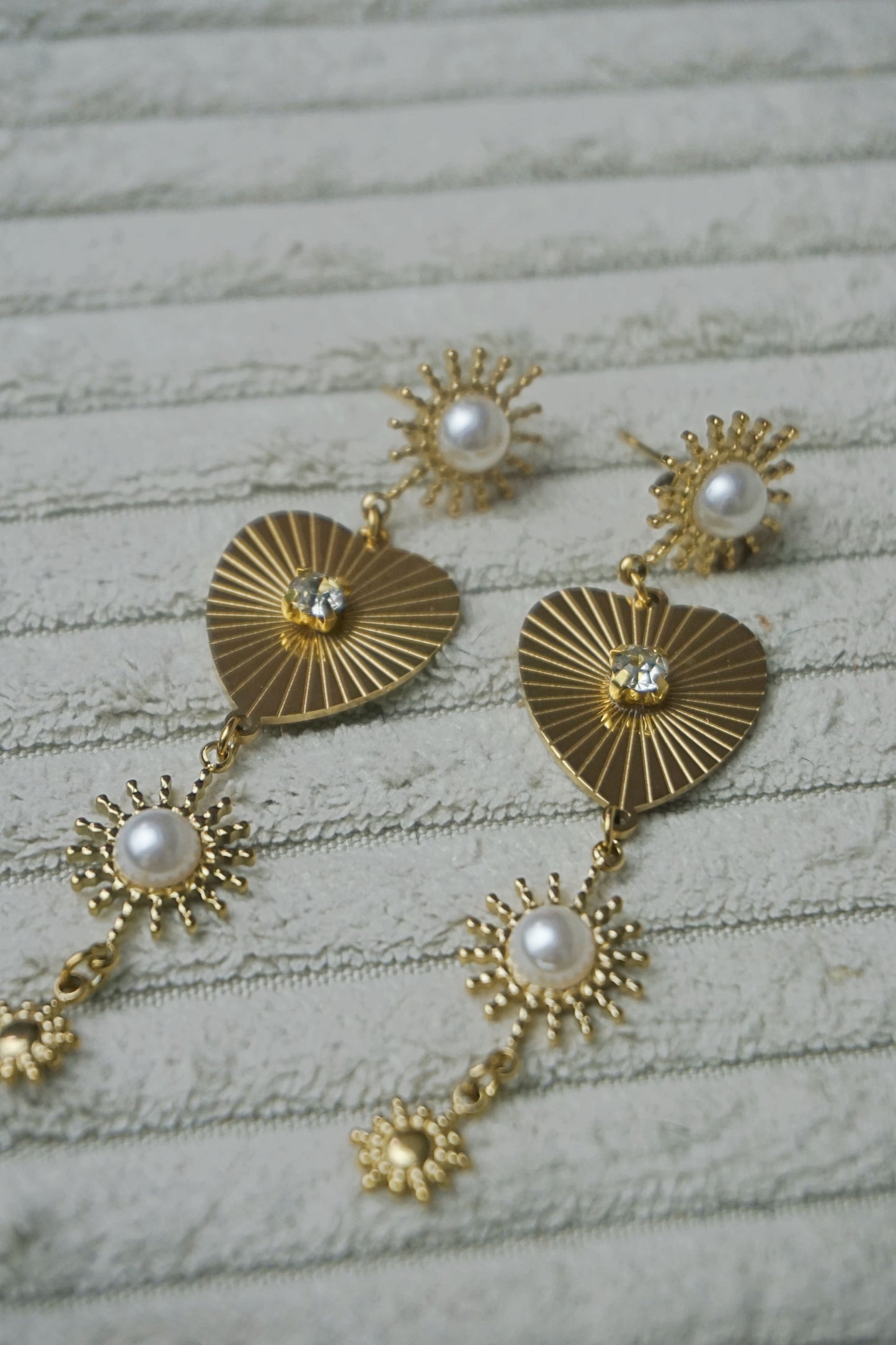 Boucles d'oreilles dorées pendantes cœurs, soleils et perles