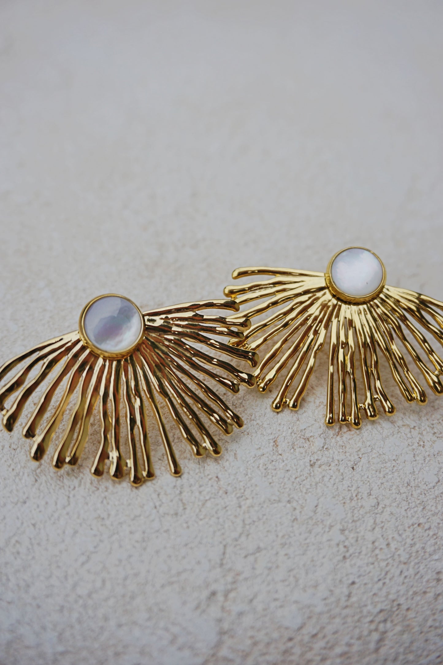 Boucles d’oreilles dorées perle blanche et soleil