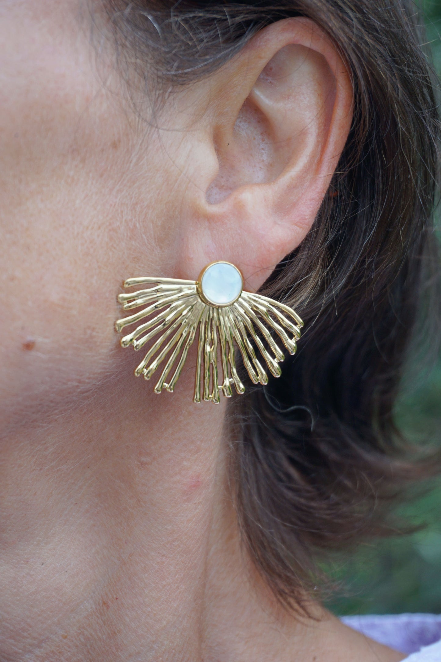 Boucles d’oreilles dorées perle blanche et soleil