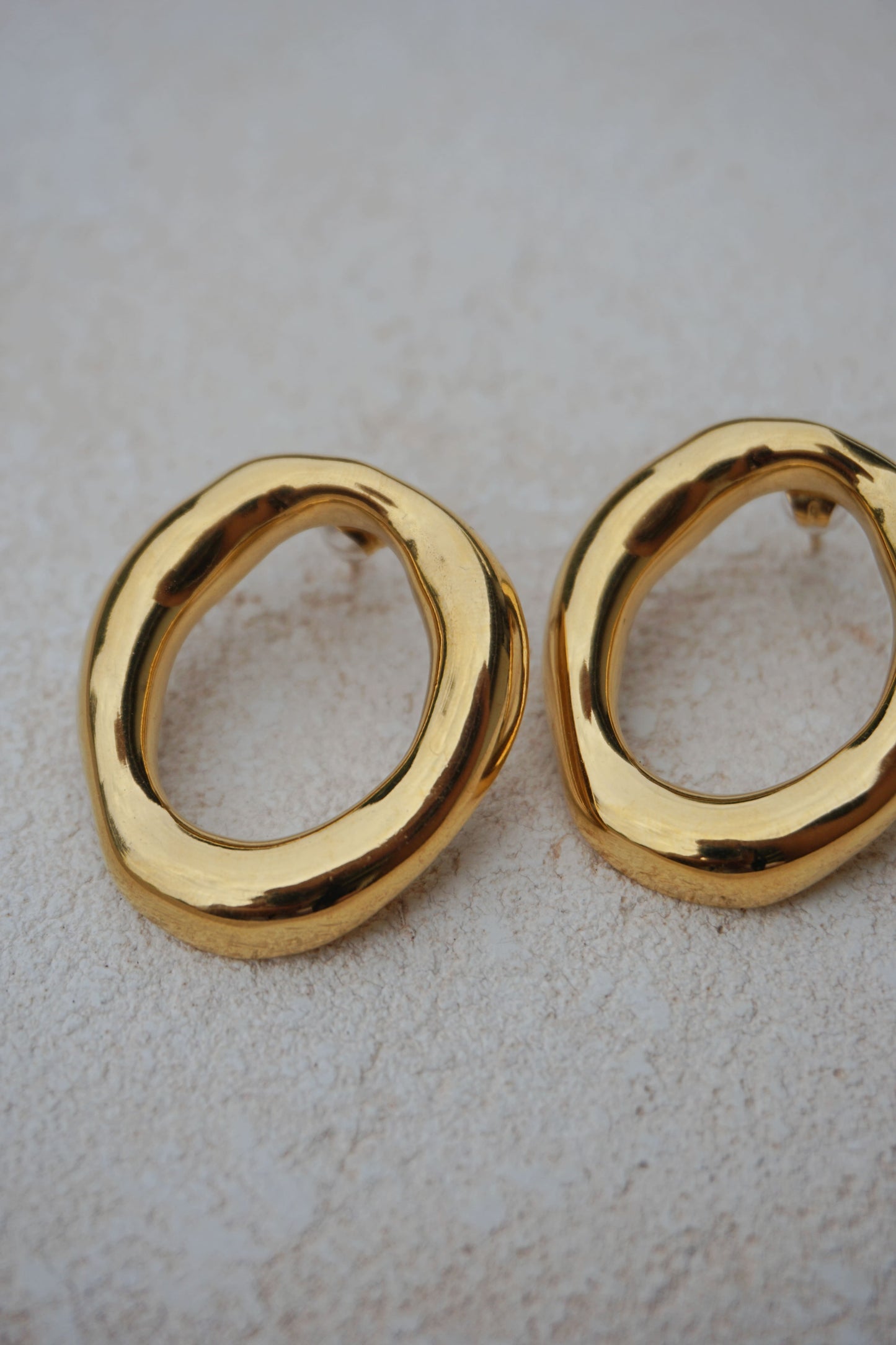 Boucles d’oreilles dorées rond organique
