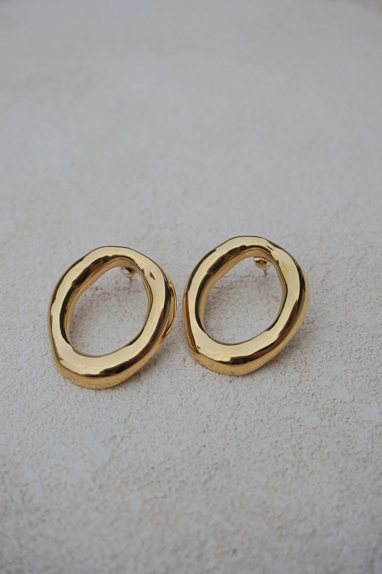 Boucles d’oreilles dorées rond organique