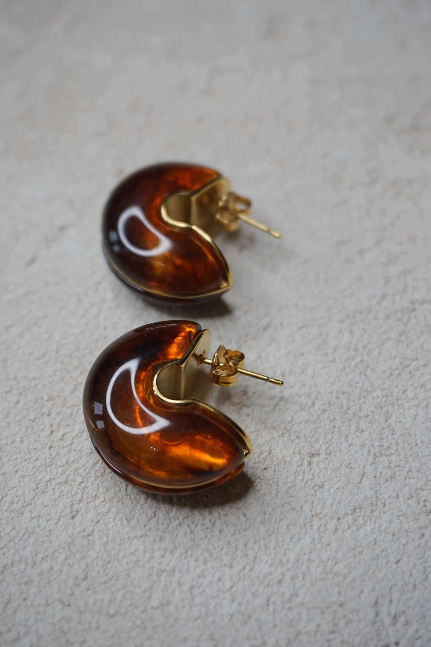 Boucles d'oreilles dorées et résine ambre
