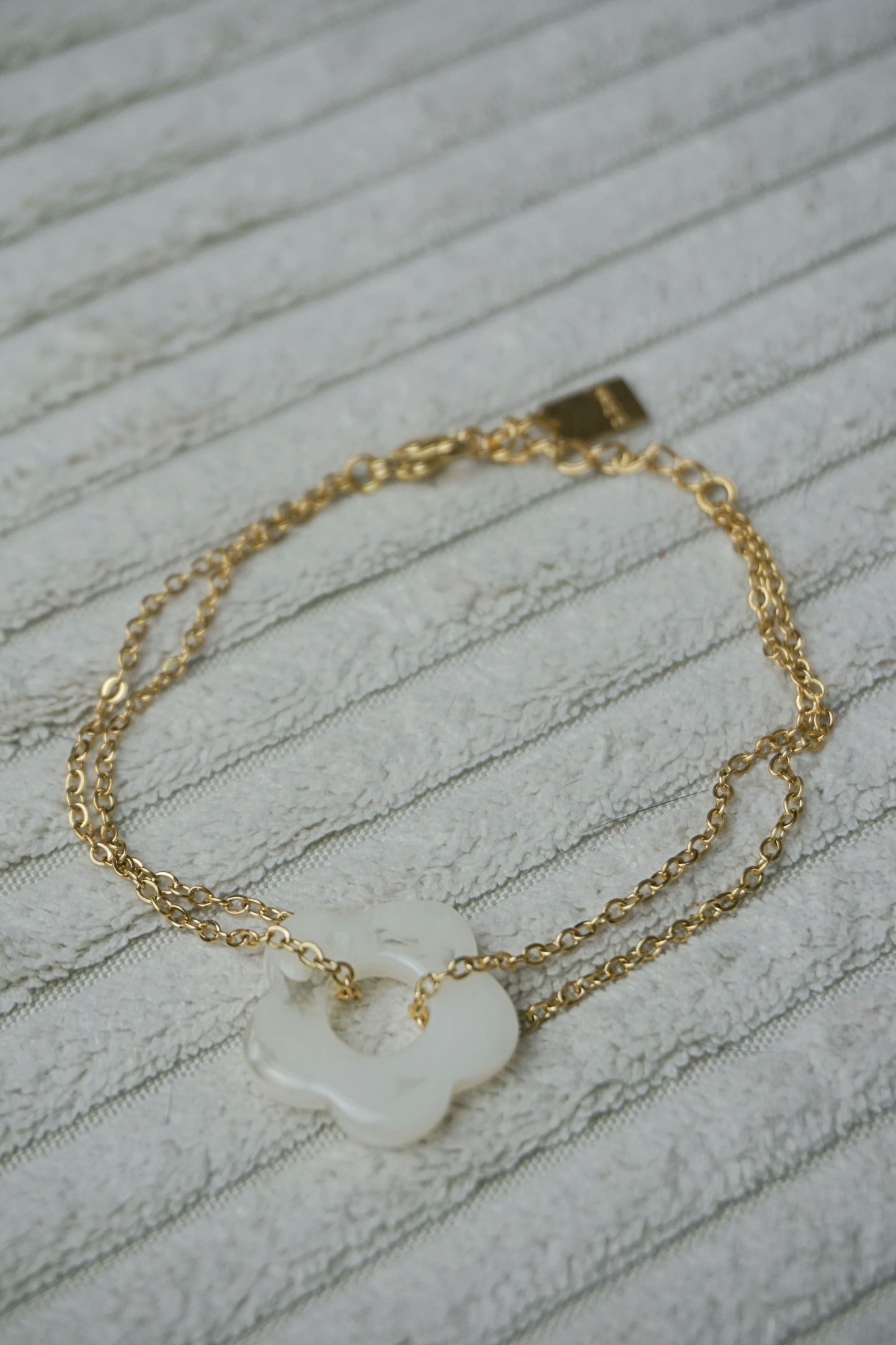 Bracelet doré anneau fleur blanche