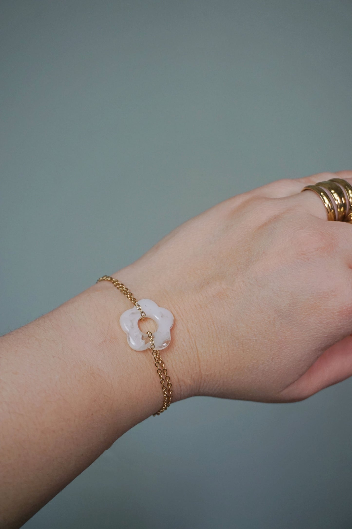 Bracelet doré anneau fleur blanche